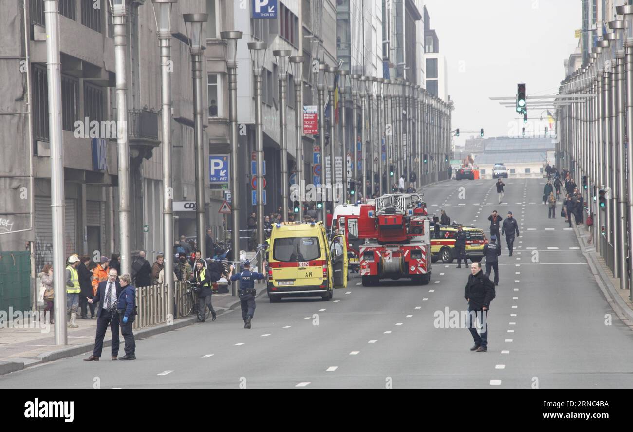 Rettungskräfte treffen sich am 22. März 2016 vor der Metrostation Maelbeek in Brüssel, Belgien. Nach den Explosionen auf dem Brüsseler Flughafen und einer U-Bahn-Station am Dienstag wurden Berichten zufolge mindestens 13 Menschen getötet. ) BELGIEN-BRÜSSEL-EXPLOSIONEN WangxXiaojun PUBLICATIONxNOTxINxCHN Rescue Gathering Outside Metro Station in Brüssel Belgien AM 22. März 2016 wurden Berichten zufolge mindestens 13 Prominente nach Explosionen AUF DEM Brüsseler Flughafen und einer U-Bahn-Station AM Dienstag getötet Brüssel Explosionen WangxXiaojun PUBLICATIONxNOTxINxCHN Stockfoto