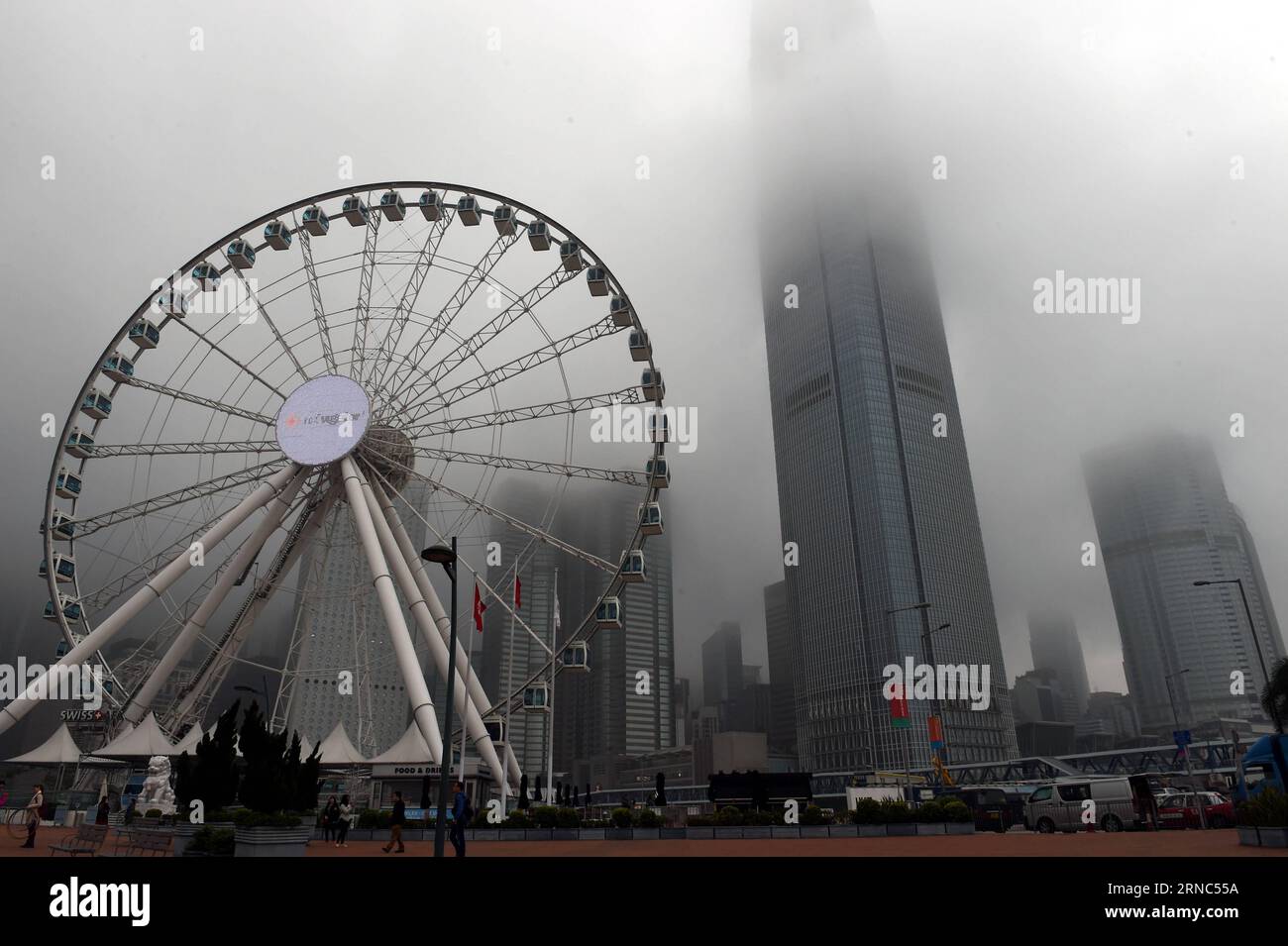 (160323) -- HONGKONG, 23. März 2016 -- Wolkenkratzer erscheinen unter starkem Nebel in Hongkong, Südchina, 23. März 2016. Die Sicht wurde aufgrund des Nebels auf weniger als einen Kilometer reduziert. ) (Cxy) CHINA-HONG KONG-HEAVY FOG (CN) LoxPingxFai PUBLICATIONxNOTxINxCHN Hong Kong 23. März 2016 Wolkenkratzer erscheinen im Heavy Fog in Hong Kong Südchina 23. März 2016 die Sicht wurde aufgrund des Fog Cxy China Hong Kong Heavy Fog CN LoxPingxFai PUBLATIONxNOTxCHINxCHN auf weniger als einen Kilometer reduziert Stockfoto