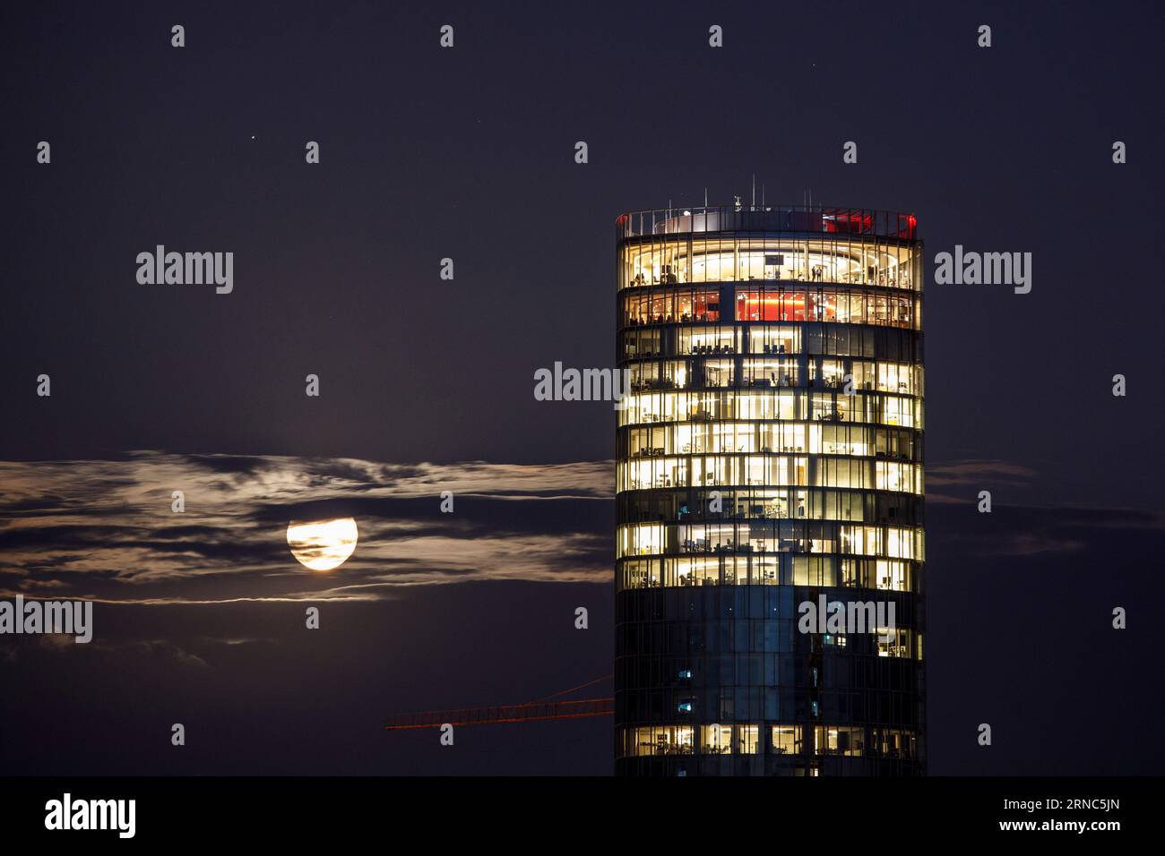 supermond am 31.08.2023, blauer Mond am Himmel über dem Stadtteil Deutz, Blick über den Rhein zum Kölner Dreiecksturm, Köln, Deutschland Stockfoto