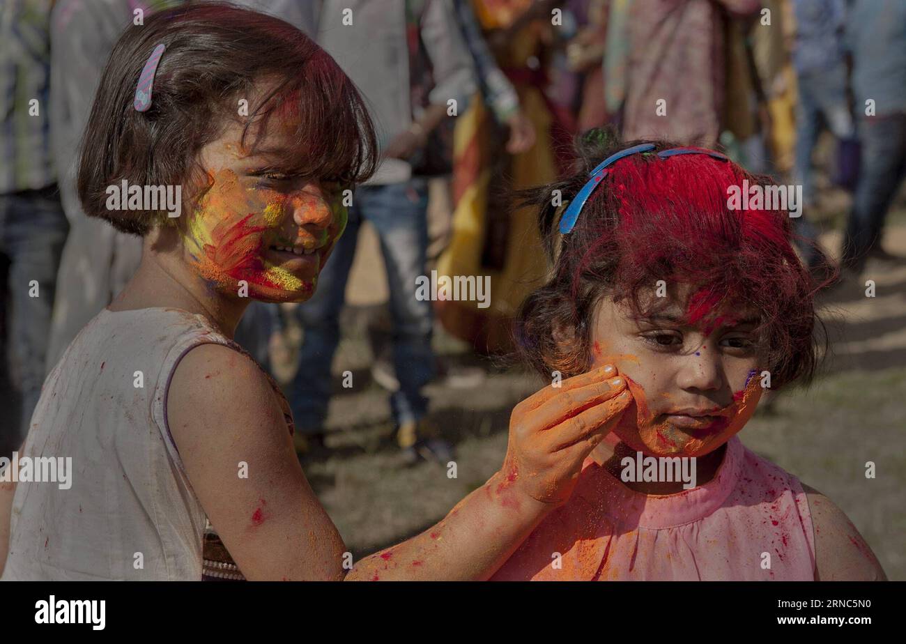 (160323) -- KOLKATA, 23. März 2016 -- indische Kinder feiern das Holi-Festival in Shantiniketan, etwa 163 km von Kolkata, der Hauptstadt des ostindischen Bundesstaates Westbengalen, entfernt, 23. März 2016. Holi, auch Frühjahrsfest genannt, ist ein beliebtes hinduistisches Festival, das in Indien am Ende der Wintersaison am letzten Vollmondtag des Mondmonats, der normalerweise auf den späten Februar oder März fällt, beobachtet wird. INDIEN-KOLKATA-HOLI FESTIVAL-FEIER TumpaxMondal PUBLICATIONxNOTxINxCHN KOLKATA 23. März 2016 Indische Kinder feiern das Holi Festival IN Shantiniketan, etwa 163 km von der Hauptstadt Kolkatas entfernt Stockfoto