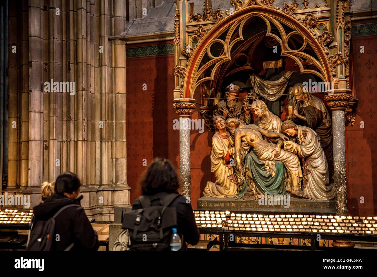 Kreuzweg im Dom, Station 13, wird der Leib Christi vom Kreuz abgesetzt, Köln, Deutschland. Bahnhof 13 des Kreuzweges im Dom, Jesus w Stockfoto