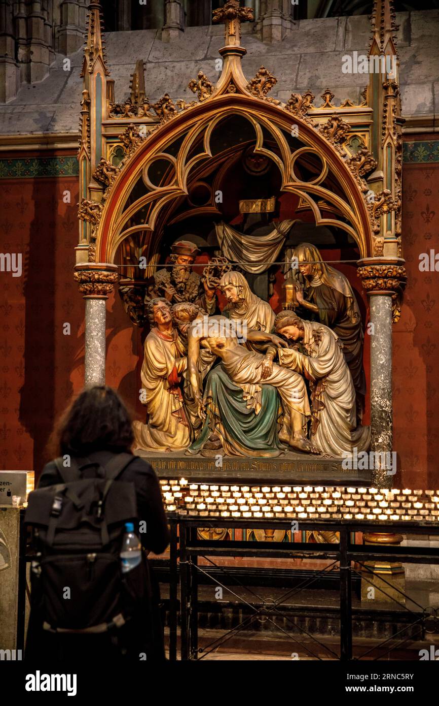 Kreuzweg im Dom, Station 13, wird der Leib Christi vom Kreuz abgesetzt, Köln, Deutschland. Bahnhof 13 des Kreuzweges im Dom, Jesus w Stockfoto