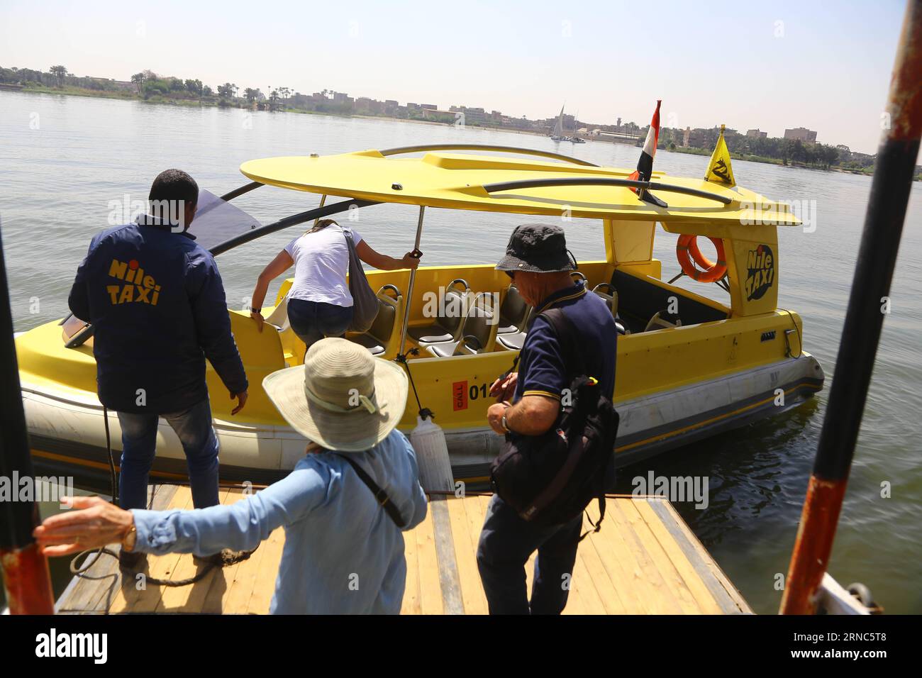 (160323) -- KAIRO, 23. März 2016 -- Passagiere steigen am 22. März 2016 in Kairo, Ägypten, an Bord eines Taxibootes. Das Taxiboot-Projekt soll vor allem die Staus in Kairo reduzieren, sagte George Magdy, Betriebsleiter der Nile Taxi Company, gegenüber Xinhua und fügte hinzu, dass der Service eine Alternative zu umweltbewusstem Transport in Kairo sei. das ist die Heimat von etwa 20 Millionen Menschen, zwei Millionen Autos und rund 24,6000 Meilen Straßen. ) ÄGYPTEN-KAIRO-VERKEHRSTAXIBOOT AhmedxGomaa PUBLICATIONxNOTxINxCHN Kairo 23. März 2016 Passagiere steigen an Bord einer Taxiboot-Haltestelle in Kairo Ägypten AM 22. März 2016 Stockfoto