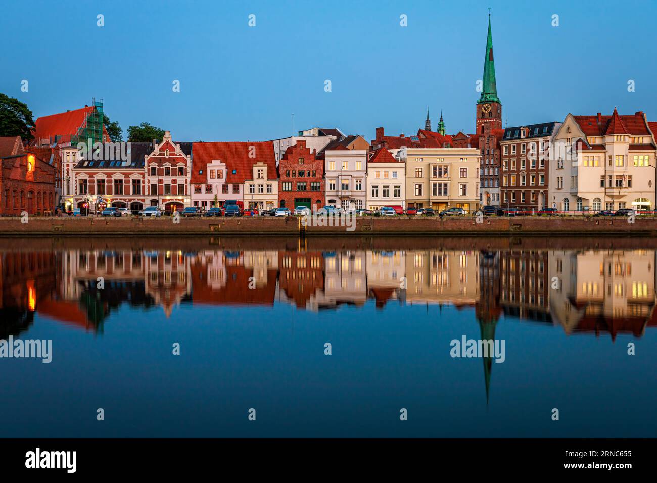 Lubeck Pier Architektur spiegelt sich im Wasser des Trave River zur blauen Stunde. Foto aufgenommen am 6. Juni 2023 in Lübeck oder der Hansestadt L Stockfoto