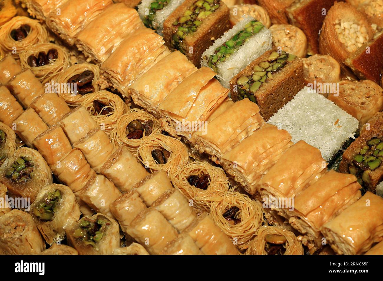 Eine schön gestaltete Auswahl an baklawa, bassma, Kol w shkor, belawrieh, etc. Stockfoto