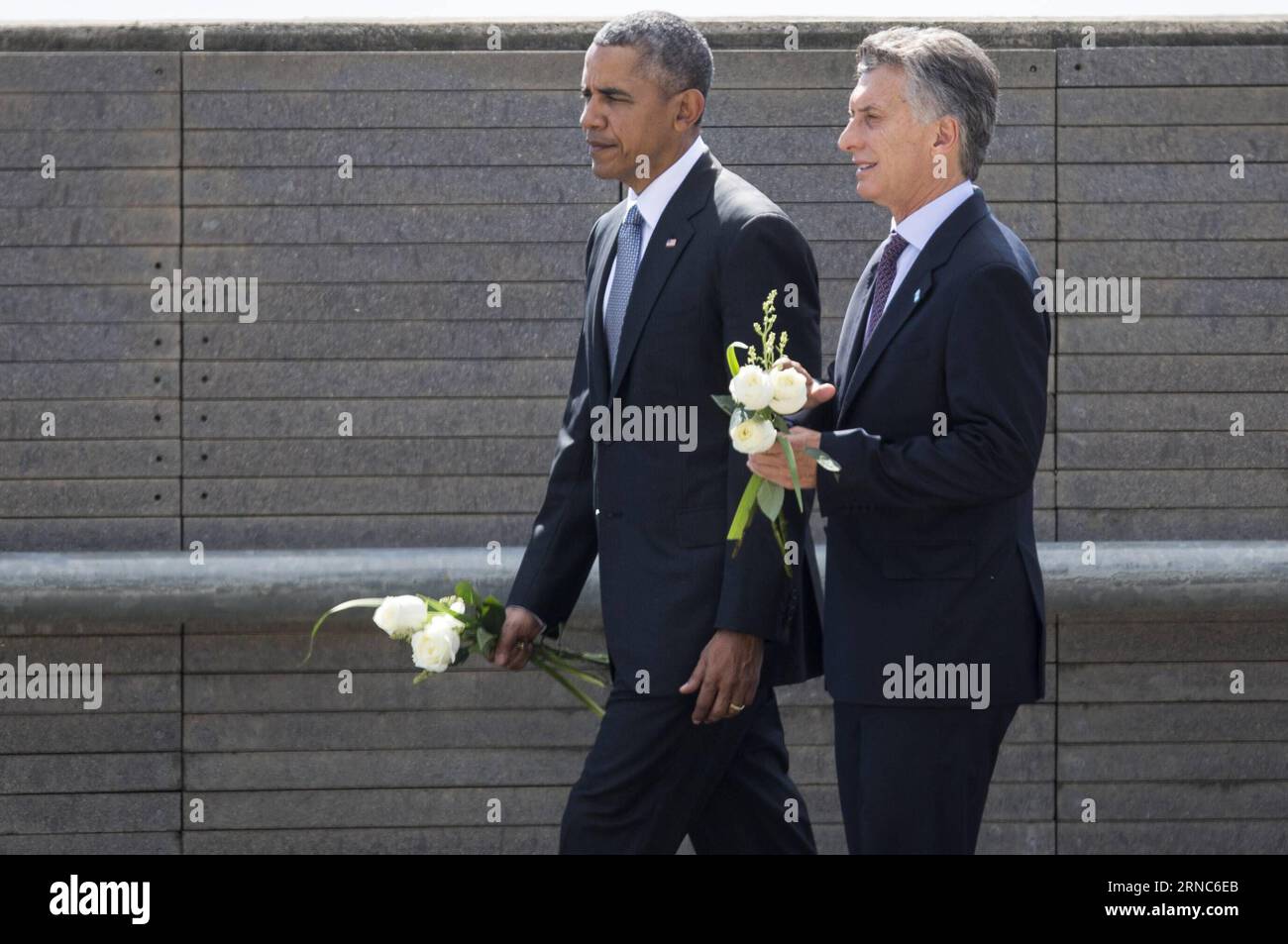 (160325) -- BUENOS AIRES, 25. März 2016 -- Argentiniens Präsident Mauricio Macri (R) und US-Präsident Barack Obama bereiten sich darauf vor, eine Blumenopfergabe zu Ehren der Opfer zu machen, die während der Militärdiktatur im Memory Park in Buenos Aires, der Hauptstadt Argentiniens, am 24. März 2016 verschwanden. Die Präsidenten Mauricio Macri und Barack Obama nahmen an einer gemeinsamen Pressekonferenz im Memory Park Teil, auf der sie auf die Achtung der Menschenrechte berichteten. (wyl) ARGENTINA-BUENOS AIRES-US-POLITICS-VISIT MARTINxZABALA PUBLICATIONxNOTxINxCHN Buenos Aires März 25 2016 argentinischer Präsident Mauricio Stockfoto