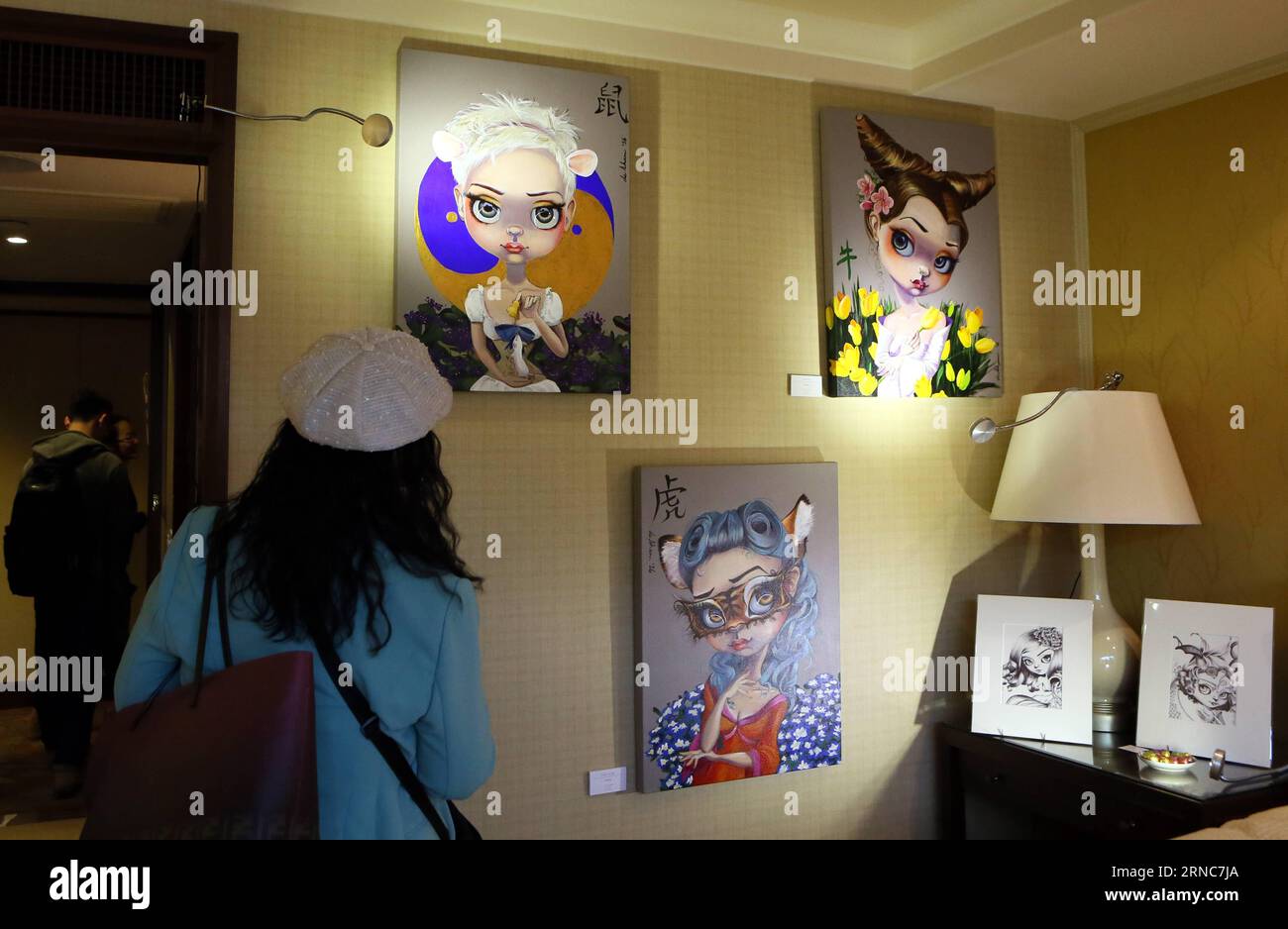(160326) -- HONG KONG, 26. März 2016 -- Ein Besucher beobachtet Kreationen, die auf der Asia Contemporary Art Show im Conrad Hong Kong, in Hong Kong, Südchina, am 26. März 2016 gezeigt werden. Mehr als 3.000 Kunstwerke aus aller Welt wurden in der Kunstausstellung ausgestellt. ) (dhf) CHINA-HONG KONG-ART SHOW (CN) LixPeng PUBLICATIONxNOTxINxCHN Hong KONG März 26 2016 ein Besucher Watches Creations ausgestellt AUF der Asia Contemporary Art Show IM Conrad Hong Kong in Hong Kong Südchina März 26 2016 mehr als 3 000 Kunstwerke aus der ganzen Welt wurden ausgestellt in der Art Show DHF China Hong Stockfoto