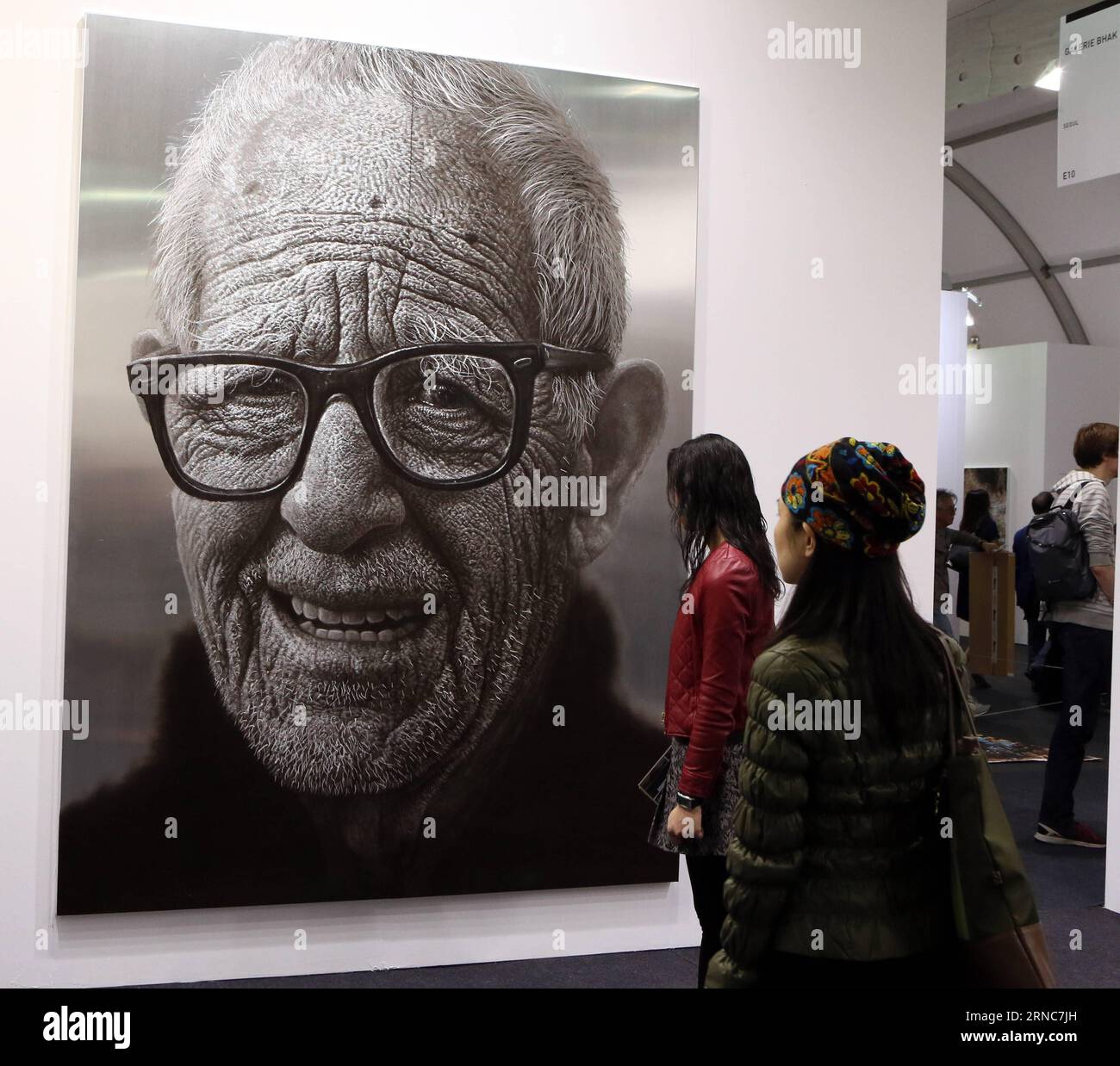 (160326) -- HONG KONG, 26. März 2016 -- Besucher sehen sich eine Kreation an, die auf der Contemporary Art Expo in Hong Kong, Südchina, 26. März 2016 ausgestellt wird. Mehr als 100 Galerien aus 21 Ländern und Regionen nahmen an der Expo Teil. ) (dhf) CHINA-HONG KONG-ART EXPO (CN) LixPeng PUBLICATIONxNOTxINxCHN Hong Kong März 26 2016 Besucher schauen sich eine Kreation an, die AUF der Contemporary Art EXPO in Hong Kong South China März 26 2016 ausgestellt wurde mehr als 100 Galerien aus 21 Ländern und Regionen nahmen an der EXPO DHF China Hong Kong Art EXPO CN LixPeng Teil PUBLICATIONxNOTxINxCHN Stockfoto