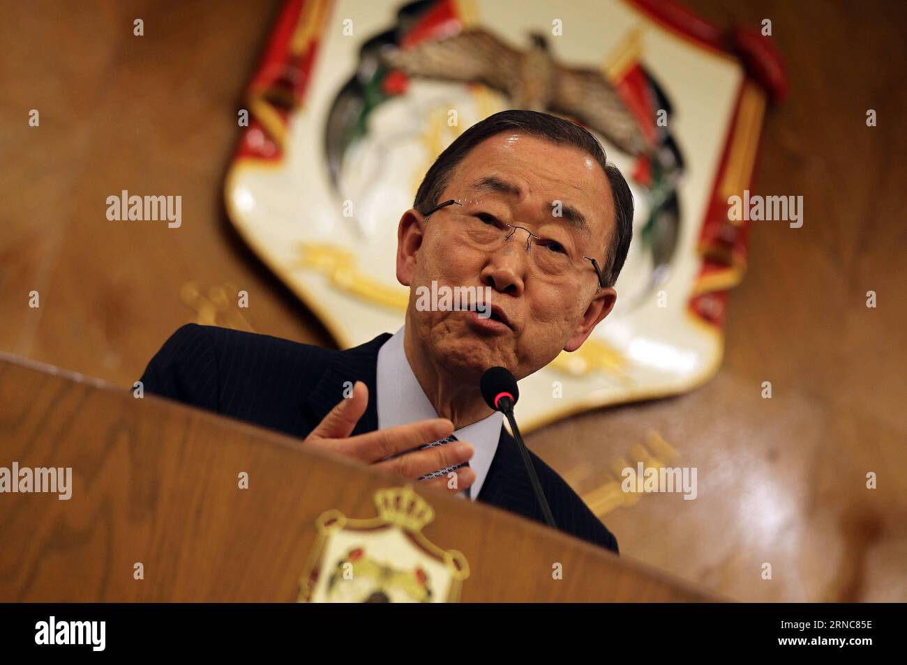 Bilder des Tages (160327) -- AMMAN, 27. März 2016 -- UN-Generalsekretär Ban Ki-moon spricht auf einer gemeinsamen Pressekonferenz mit Weltbankpräsident Jim Yong Kim, Jordaniens Außenminister Nasser Judeh und Minister für Planung und internationale Zusammenarbeit Imad Fakhoury im Außenministerium in Amman, Jordanien am 27. März 2016. ) JORDAN-AMMAN-UN-WORLD BANK-PRESSEKONFERENZ MohammadxAbuxGhosh PUBLICATIONxNOTxINxCHN Bilder der Tag Amman März 27 2016 UN-Generalsekretär Ban KI Moon spricht AUF einer gemeinsamen Pressekonferenz mit Weltbankpräsident Jim Yong Kim Jordan Außenminister Stockfoto