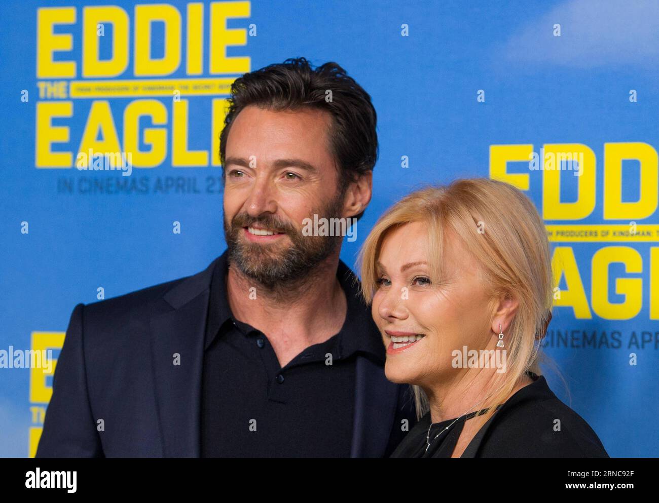 (160329) -- MELBOURNE, 29. März 2016 -- der australische Schauspieler Hugh Jackman kommt mit seiner Frau Deborra-Lee Furness bei der australischen Premiere des Films Eddie the Eagle at Village Crown in Melbourne, Australien, am 29. März 2016. ) AUSTRALIEN-MELBOURNE-EDDIE DIE DIE EAGLE-AUSTRALISCHE PREMIERE BaixXue PUBLICATIONxNOTxINxCHN Melbourne März 29 2016 der australische Schauspieler Hugh Jackman kommt mit seiner Frau Deborra Lee Furness BEI der australischen Premiere des Films Eddie der Adler IM Village Crown in Melbourne Australien März 29 2016 Australien Melbourne Eddie der Adler australische Premiere BaixXue PUBLICATIONxNO Stockfoto