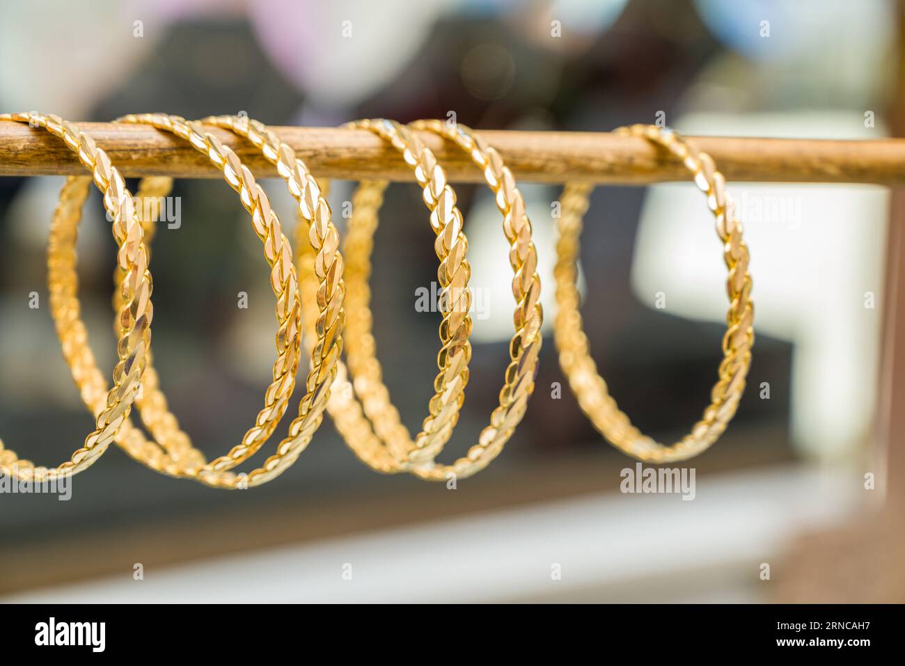 24k (24 Karat) Armband aus türkischem Gold im Goldladen Stockfoto