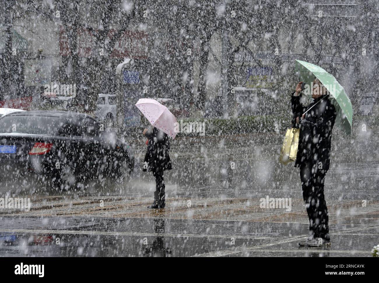 (160402) -- YINCHUAN, 2. April 2016 -- Fußgänger gehen im Schnee in Yinchuan, Hauptstadt der nordwestchinesischen Autonomen Region Ningxia Hui, 2. April 2016. Der Schneefall traf die Stadt am Samstag, was den Anwohnern Unannehmlichkeiten bereitete. ) (mp) CHINA-YINCHUAN-SNOWFALL (CN) WangxPeng PUBLICATIONxNOTxINxCHN Yinchuan 2. April 2016 Fußgänger gehen im Schnee in Yinchuan Hauptstadt des Nordwestens Chinas S Ningxia Hui Autonomous Region April 2 2016 Schneefall traf die Stadt AM Samstag und verursachte Unannehmlichkeiten für die Bewohner MP China Yinchuan Schneefall CN WangxTICATNCHINCHINNCHINNNNCHIxPUxPINN Stockfoto