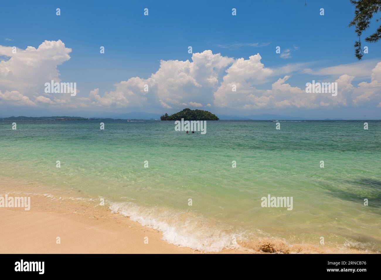 Landschaft der Insel Manukan, einer Insel des Nationalparks Tunku Abdul Rahman in Sabah, Malaysia Stockfoto