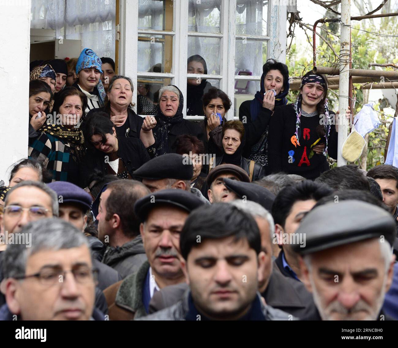 (160403) -- BAKU, 3. April 2016 -- Menschen nehmen am 3. April 2016 an der Beerdigung eines Dorfbewohners Teil, der in einem Konflikt mit Armenien getötet wurde. Aserbaidschan hat einseitig alle militärischen Operationen und Reaktionsmassnahmen in der umstrittenen Region Berg-Karabach mit Armenien ausgesetzt, sagte das aserbaidschanische Verteidigungsministerium am Sonntag. ASERBAIDSCHAN-ARMENIEN-KONFLIKT-EINSEITIGE WAFFENRUHE TofikxBabayev PUBLICATIONxNOTxINxCHN Baku 3. April 2016 Prominente nehmen an der Beerdigung eines Dorfes Teil, das kürzlich bei CONFLI GETÖTET wurde Stockfoto
