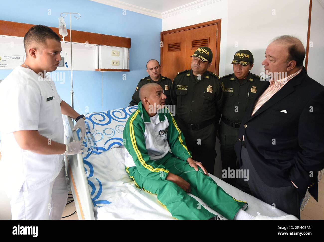 (160403) -- BOGOTA, 3. April 2016 -- das Bild des kolumbianischen Verteidigungsministeriums zeigt den kolumbianischen Verteidigungsminister Luis Carlos Villegas (1. R), der den Streifenpolizisten Hector German Perez (2. L) besucht, der am 3. April 2016 von der Nationalen Befreiungsarmee (ELN) in einer Klinik in Bogota, der Hauptstadt Kolumbiens, freigelassen wurde. Die Guerillagruppe ELN entließ am Samstag Hector German Perez, der von der Gruppe im März letzten Jahres in einem ländlichen Gebiet des Bolivar Department entführt worden war, berichtete dem Internationalen Komitee vom Roten Kreuz. Javier Casella/MINDEFENSA) (jp) (fnc) KOLUMBIEN-BOGOTA-ELN-SECURITY-RELEASE e MI Stockfoto