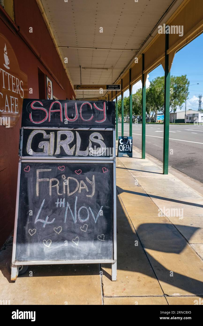 Unterschreiben Sie Werbung für einen „Saucy Girls“-Abend vor einem Country Pub in Home Hill, Queensland, Australien Stockfoto