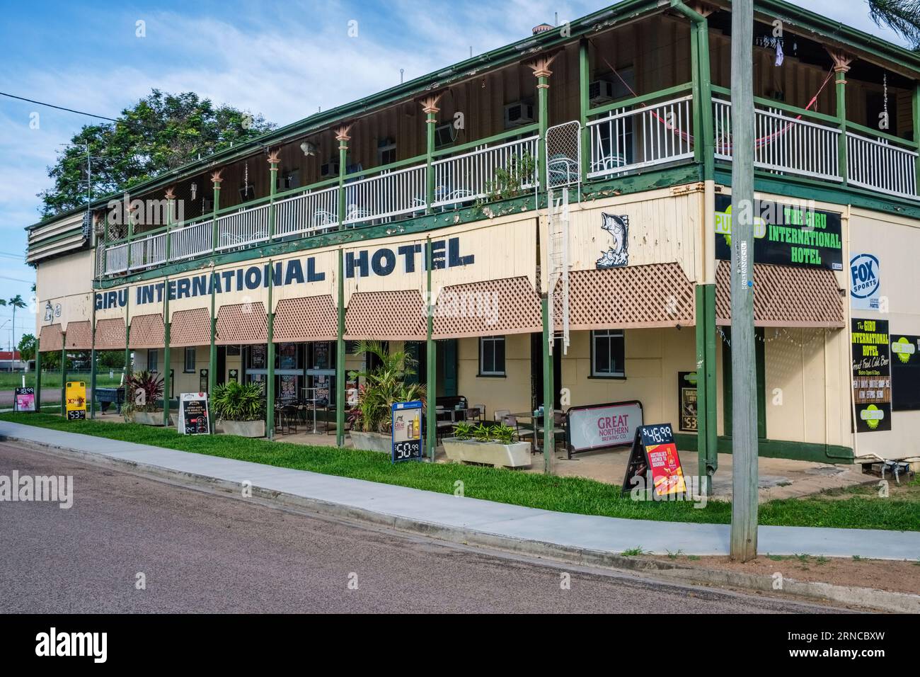 Ein traditionelles australisches Country Pub - das Giru International Hotel, Giru, Queensland, Australien Stockfoto