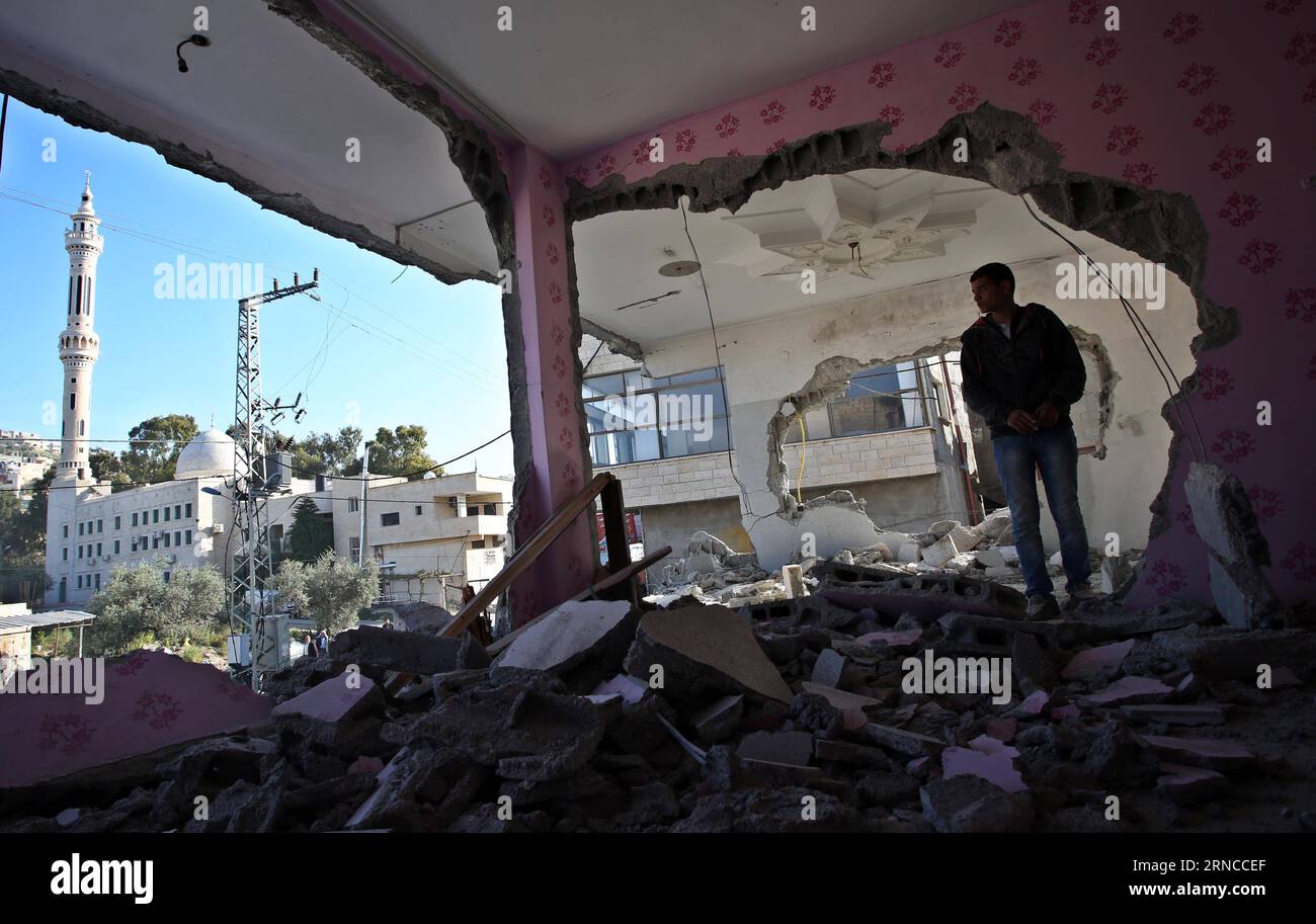 (160404) - NABLUS, 4. April 2016 -- Ein Palästinenser schaut auf das beschädigte Haus von Ahmed Zakarneh im Dorf Qabatiyah am 4. April 2016, nachdem die israelische Armee das Familienhaus von Zakarneh zerstört hatte. die von israelischen Sicherheitskräften getötet wurde, nachdem sie am 3. Februar 2016 einen Angriff am Eingang der Altstadt von Jerusalem durchgeführt hatten. Die israelische Armee zerstörte drei Häuser, die den Familien der Angreifer von Jerusalems Damaszentor gehörten, bei denen die palästinensischen Angreifer einen israelischen Offizier töteten und einen anderen verwundeten, bevor sie erschossen wurden. )(DH) MIDEAST-NABLUS-MILITARY A Stockfoto