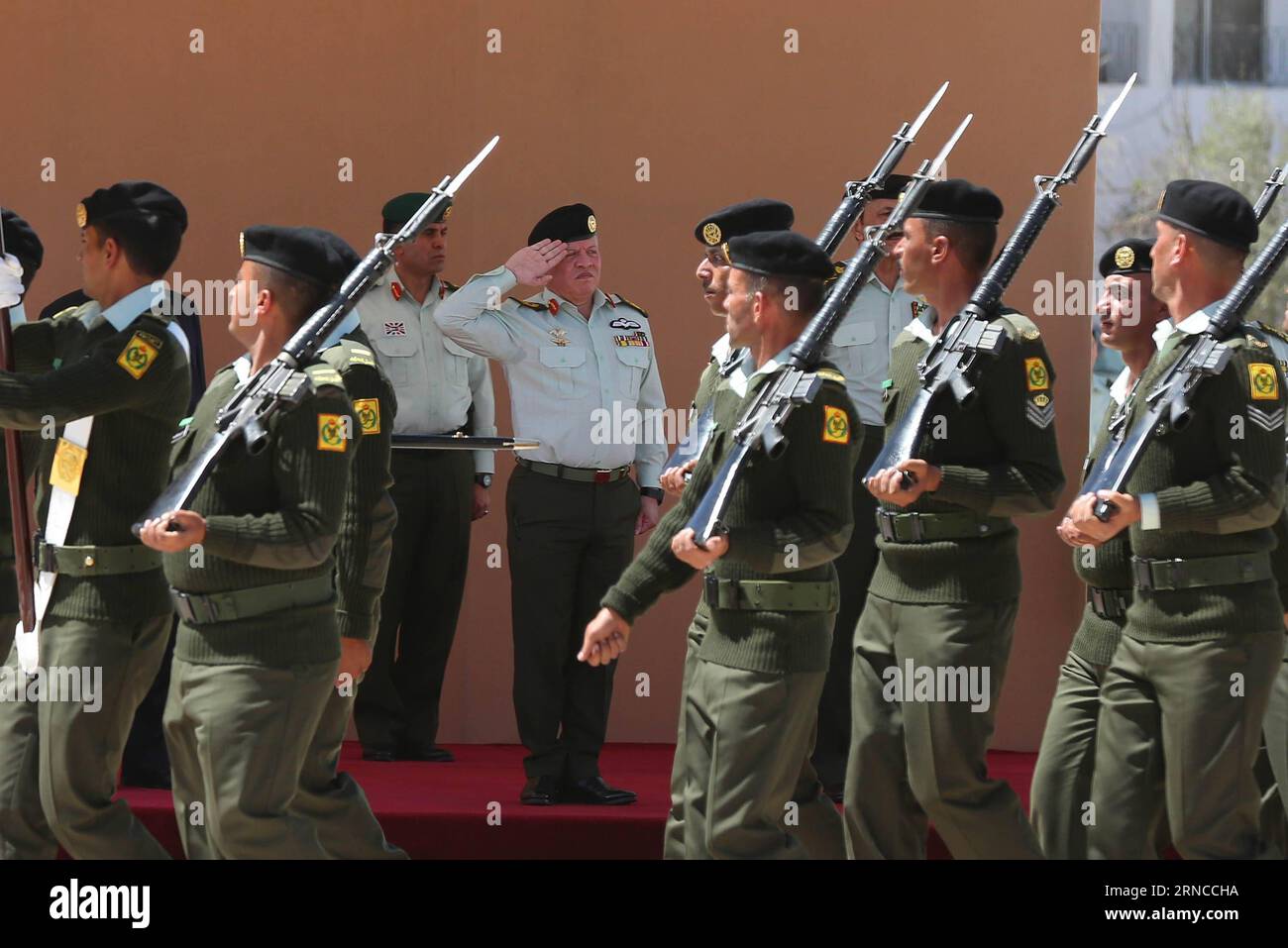 (160404) -- AMMAN, 4. April 2016 -- Jordan König Abdullah II. (C) begrüßt Soldaten der Al Hussein bin Talal 40. Panzerbrigade in Qatraneh Stadt, 90 km südlich von Amman, Jordanien am 4. April 2016. König Abdullah, der Oberste Befehlshaber der jordanischen Armee, übergab das Banner seiner Majestät dem Obersten Befehlshaber an drei Bataillone der 40. Panzerbrigade von König Hussein bin Talal. /JAMAL NASRALLAH/POOL) JORDAN-AMMAN-FLAGGE PRÄSENTATION ZEREMONIE EPA PUBLICATIONxNOTxINxCHN Amman April 4 2016 Jordan König Abdullah II C begrüßt Soldaten aus der Al Hussein am Talal 40th Armored Stockfoto