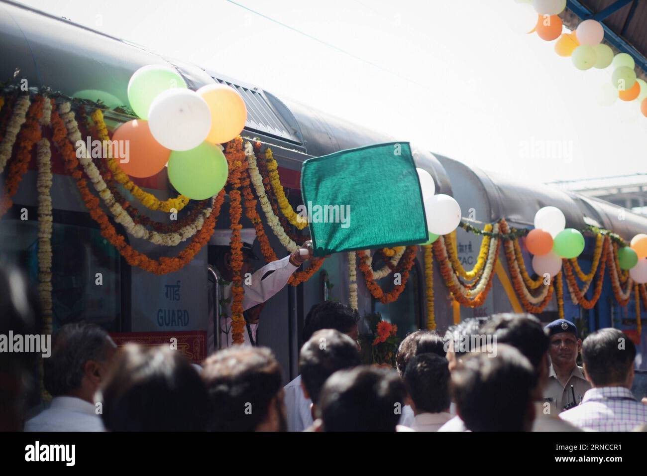 (160405) -- NEU DELHI, 5. April 2016 -- Ein Dirigent schwenkt eine grüne Flagge als Signal für die erste Fahrt des ersten indischen Halbschnellbahnzuges Gatimaan Express am Nizamuddin Bahnhof in Neu-Delhi, der Hauptstadt Indiens, am 5. April 2016. Der erste halbhohe Hochgeschwindigkeitszug des Landes, der die Geschwindigkeit von 160 km/h erreichen sollte, startete am Dienstag von Neu-Delhi nach Agra. Die Reisezeit für die rund 200 km würde laut lokalen Medien auf 110 Minuten verkürzt. ) INDIEN-NEU-DELHI-SEMI-HOCHGESCHWINDIGKEITSZUG-ERSTEINFÜHRUNG BixXiaoyang PUBLICATIONxNOTxINxCHN New Delhi 5. April 2016 A Leitkurven A G Stockfoto