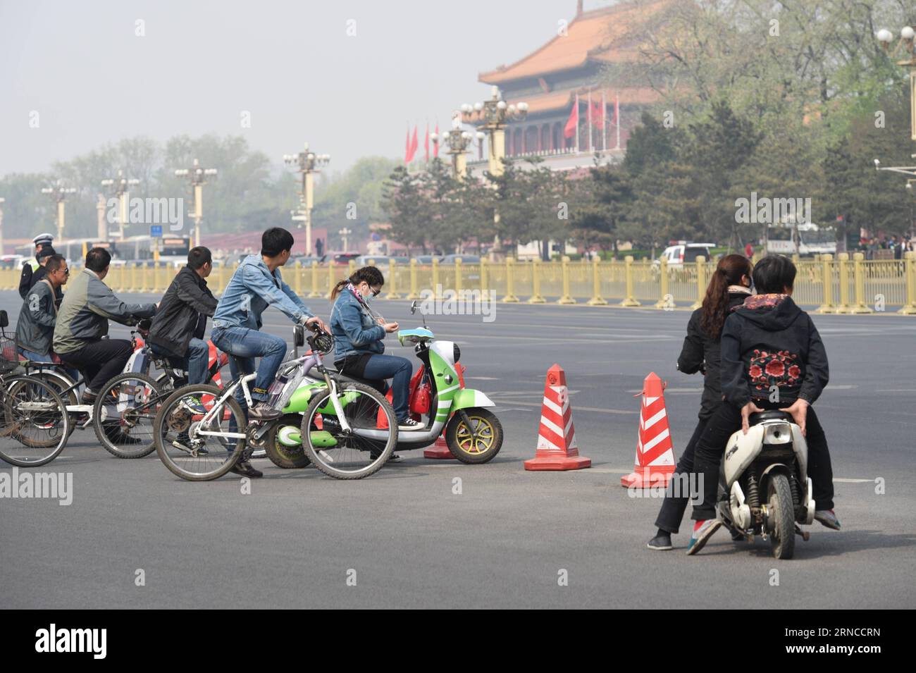 (160405) -- PEKING, 5. April 2016 -- Bewohner, die Elektrofahrräder und Fahrräder fahren, warten auf die Überquerung der Chang an Avenue in Peking, Hauptstadt von China, 5. April 2016. Chang an Avenue, eine der wichtigsten Verkehrsstraßen in Peking, ist eine von 10 Straßen in der Stadt, auf denen Elektrofahrräder ab dem 11. April verboten werden. Das Pekinger Verkehrsmanagementbüro sagte, dass Regelbrecher mit einer Geldstrafe von 20 Yuan (3 US-Dollar) belegt werden und dass diejenigen, die sich weigern, die Geldbuße zu zahlen, ihre Fahrzeuge konfiszieren lassen. ) (lfj) CHINA-BEIJING-ELECTRIC BIKES-BAN (CN) LuoxXiaoguang PUBLICATIONxNOTxINxCHN Peking April 5 2016 Einwohner RID Stockfoto