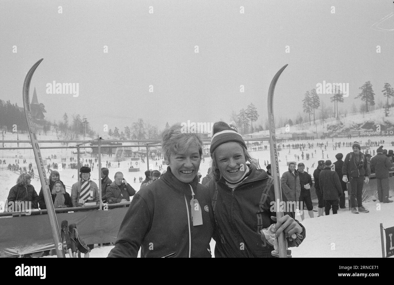 Aktuell 11 - 3 - 1974: HolmenkollenJuha Mieto gewann im letzten Jahr die 15 km und 5 Meilen. Dieses Jahr erhielt er die Holmenkoll-Medaille nach einem klaren Sieg in den 15 km und Bronze in den 5 Meilen. Die 5-mil wurde von Magne Myrmo gewonnen. Berit Mørdre Lammedal gewann die 5 km lange Damenmedaille Es war der erste norwegische Frauensieg in der Geschichte von Kollen. Berit Mørdre Lammedal (links) und Berit Johannessen Foto: Ivar Aaserud / aktuell / NTB ***FOTO NICHT VERARBEITETES BILD*** dieser Text wurde automatisch übersetzt! Stockfoto