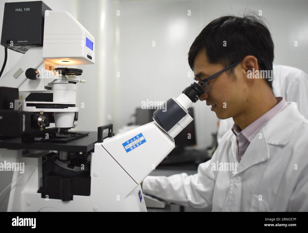 (160407) -- GUANGZHOU, 7. April 2016 -- Associate Prefessor Huang Junjiu, auch ein Genfunktionsforscher, macht Experimente an der Sun Yat-sen Universität in Guangzhou, Hauptstadt der südchinesischen Provinz Guangdong, 2. April 2016. Im April 2015 veröffentlichte der Biologe Huang Junjiu den ersten Bericht über einen menschlichen Embryo mit bearbeiteten Genen, der eine globale Debatte über die Ethik dieser Forschung auslöste. In seiner Studie benutzten Huang und sein Team Ersatzembryonen aus Fruchtbarkeitskliniken, die nicht zu einer Lebendgeburt fortschreiten konnten, und modifizierten das Gen, das für eine Art Blutstörung verantwortlich ist, in den Embryonen. Um das zu erreichen Stockfoto