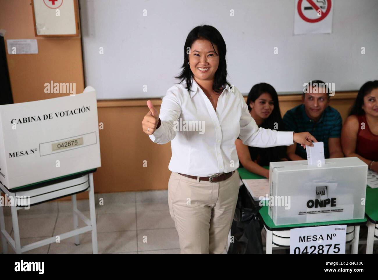 (160410) -- LIMA, 10. April 2016 -- Präsidentschaftskandidat Keiko Fujimori(L) von der peruanischen Partei Fuerza Popular (FP) gibt am 10. April 2016 ihre Stimme bei einer Wahlstation im Bezirk Santiago de Surco in der Provinz Lima, Peru. Die endgültigen Ergebnisse der Präsidentschaftswahlen am Sonntag in Peru werden am Montag bekannt gegeben, sagte Mariano Cucho, Leiter des Nationalen Amtes für Wahlprozesse. Rund 23 Millionen Peruaner, darunter auch diejenigen, die im Ausland leben, sind berechtigt, für den neuen Präsidenten, Vizepräsidenten und 130 Kongressabgeordnete des Landes zu stimmen.) (jp) (fnc) PERU-LIMA-POLITICS-ELECTIONS CarlosxLezama/ANDINA Stockfoto