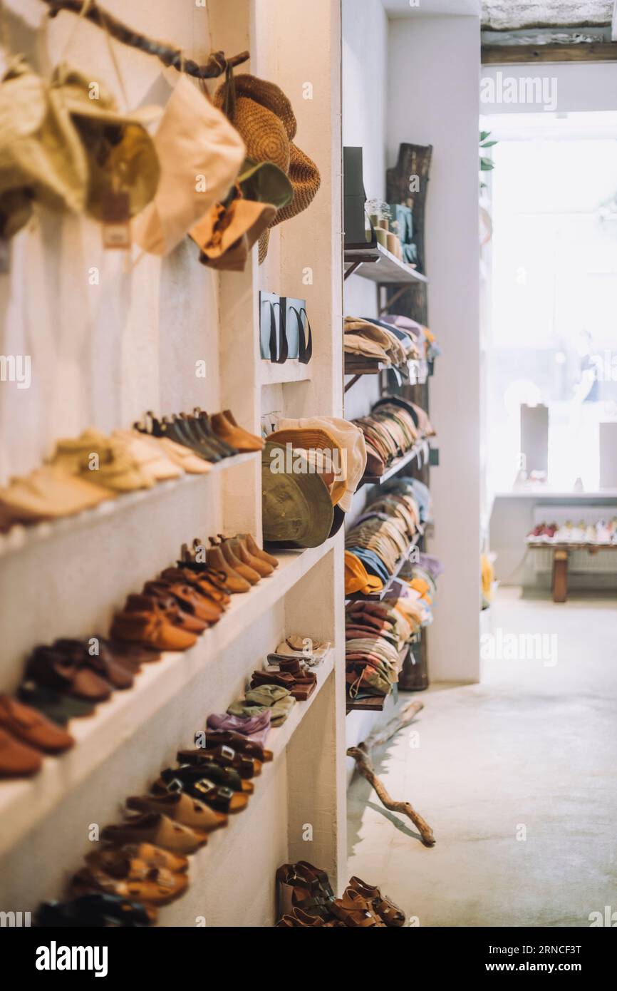 Kappen und Schuhe sind in der Fashion Boutique erhältlich Stockfoto