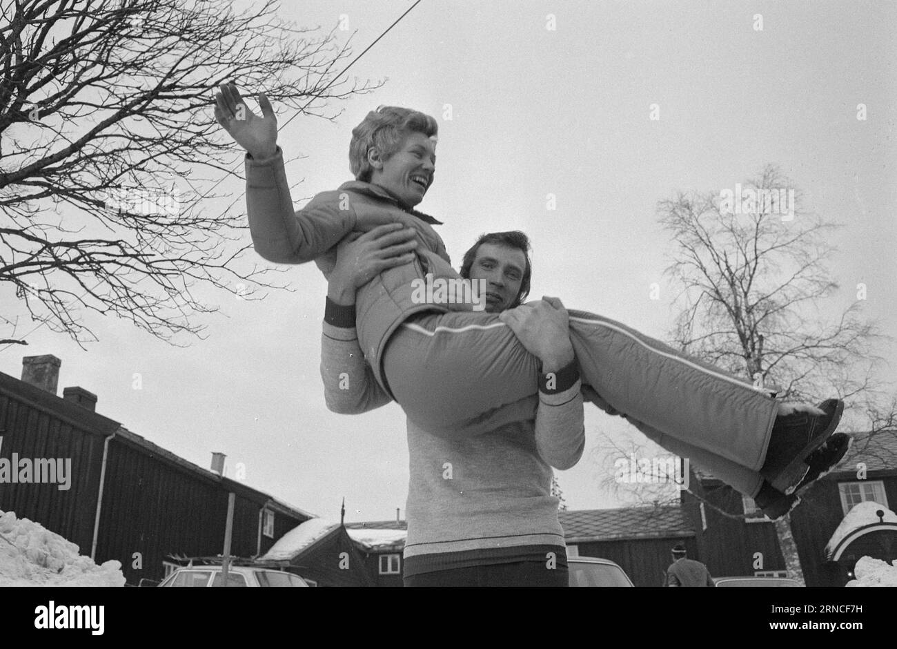 Aktuell 11 - 3 - 1974: HolmenkollenJuha Mieto gewann im letzten Jahr die 15 km und 5 Meilen. Dieses Jahr erhielt er die Holmenkoll-Medaille nach einem klaren Sieg in den 15 km und Bronze in den 5 Meilen. Die 5-mil wurde von Magne Myrmo gewonnen. Berit Mørdre Lammedal gewann die 5 km lange Damenmedaille Es war der erste norwegische Frauensieg in der Geschichte von Kollen. Berit Mørdre Lammedal und Juha Mieto. Foto: Ivar Aaserud / aktuell / NTB ***FOTO NICHT VERARBEITET*** dieser Text wurde automatisch übersetzt! Stockfoto