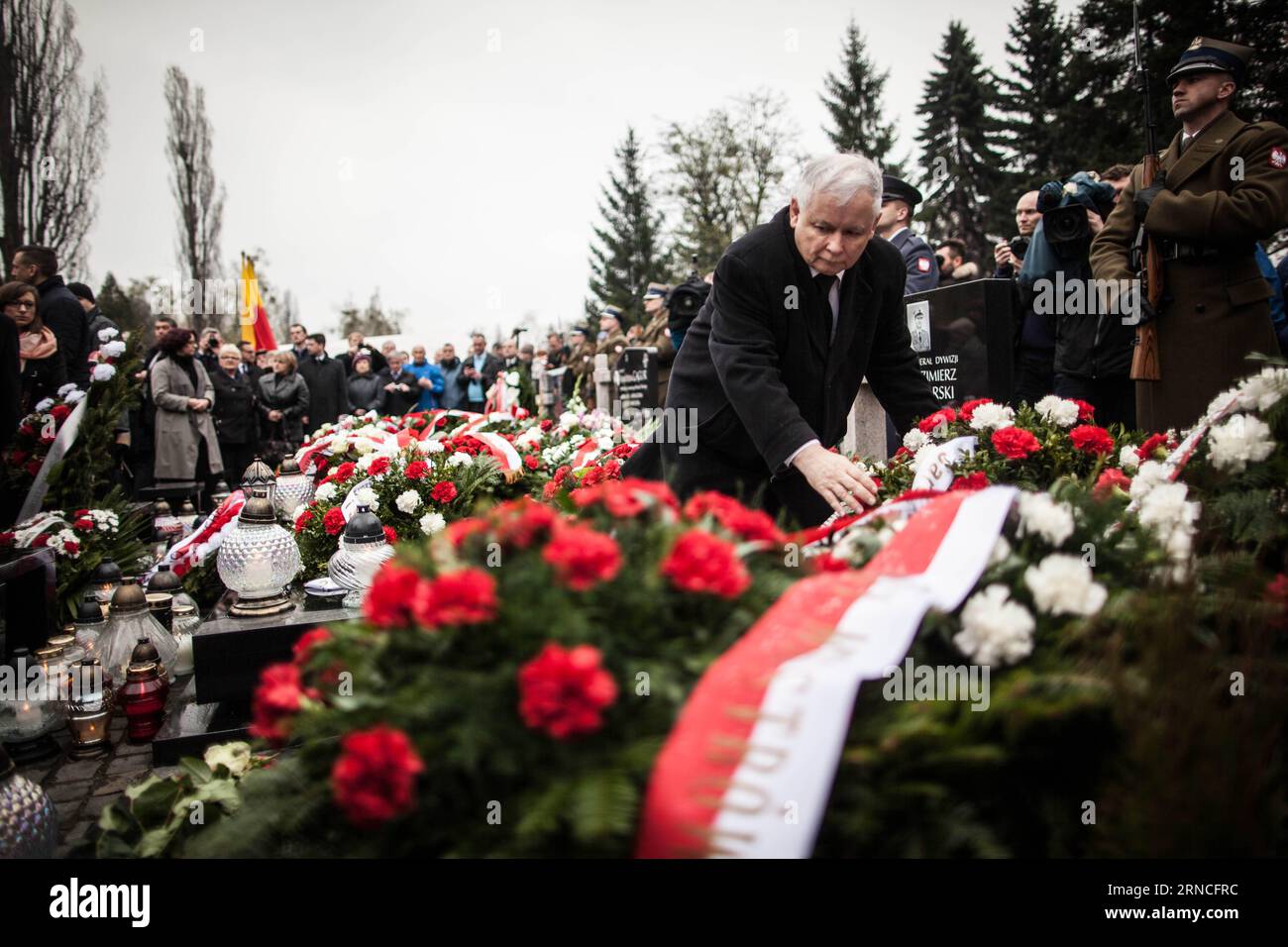 (160410) -- WARSCHAU, 10. April 2016 -- Jaroslaw Kaczynski, der Vorsitzende der polnischen Partei für Recht und Gerechtigkeit, nimmt an der Zeremonie zum sechsten Jahrestag des Flugzeugabsturzes in Smolensk von Russland auf dem Warschauer Militärfriedhof Powazki in Warschau, der Hauptstadt Polens, am 10. April 2016 Teil. Polen feierte am Sonntag den sechsten Jahrestag des Flugzeugabsturzes, bei dem 96 polnische Menschen, darunter der damalige polnische Präsident Lech Kaczynski, ums Leben kamen. )(dh) POLEN-WARSCHAU-FLUGZEUGABSTURZ-JAHRESTAG ChenxXu PUBLICATIONxNOTxINxCHN 160410 Warschau 10. April 2016 Jaroslaw Kaczynski der Vorsitzende des Polnischen Stockfoto