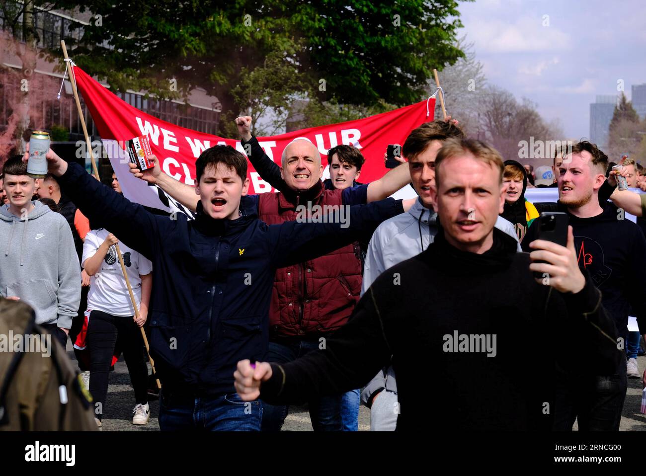 Old Trafford Football Stadium, Manchester, Großbritannien. April 2022. Tausende von Manchester United protestieren, dass die Familie Glazer den Club verkauft Stockfoto