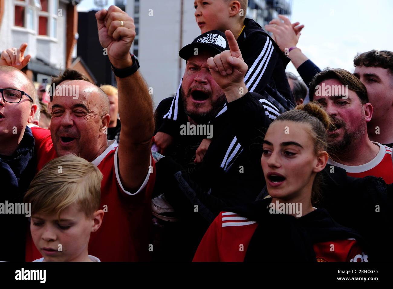 Old Trafford Football Stadium, Manchester, Großbritannien. April 2022. Tausende von Manchester United protestieren, dass die Familie Glazer den Club verkauft Stockfoto