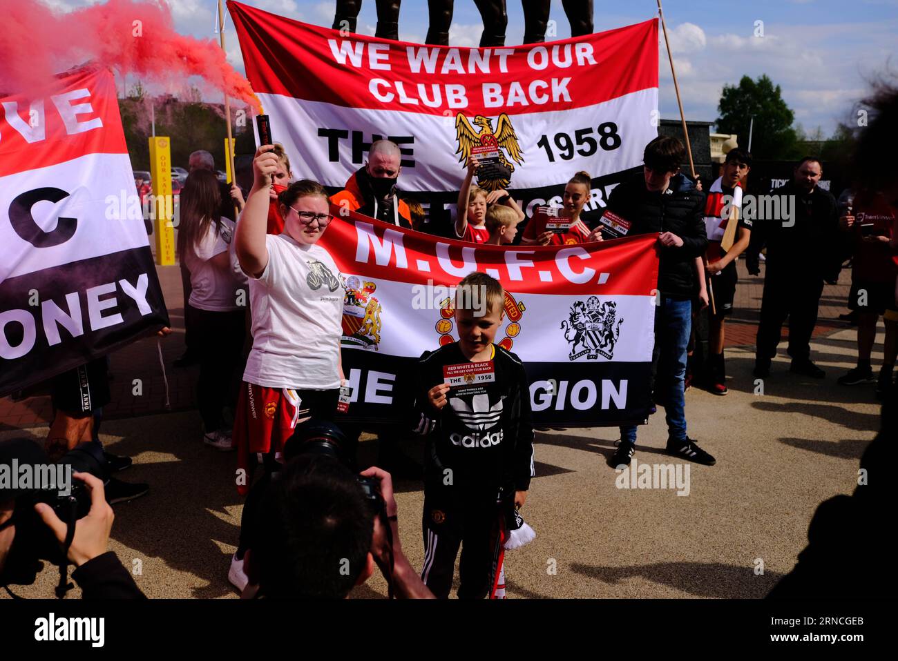 Old Trafford Football Stadium, Manchester, Großbritannien. April 2022. Tausende von Manchester United protestieren, dass die Familie Glazer den Club verkauft Stockfoto