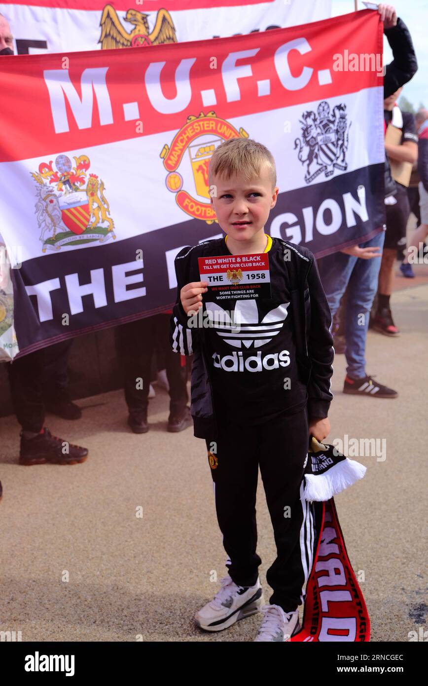 Old Trafford Football Stadium, Manchester, Großbritannien. April 2022. Tausende von Manchester United protestieren, dass die Familie Glazer den Club verkauft Stockfoto