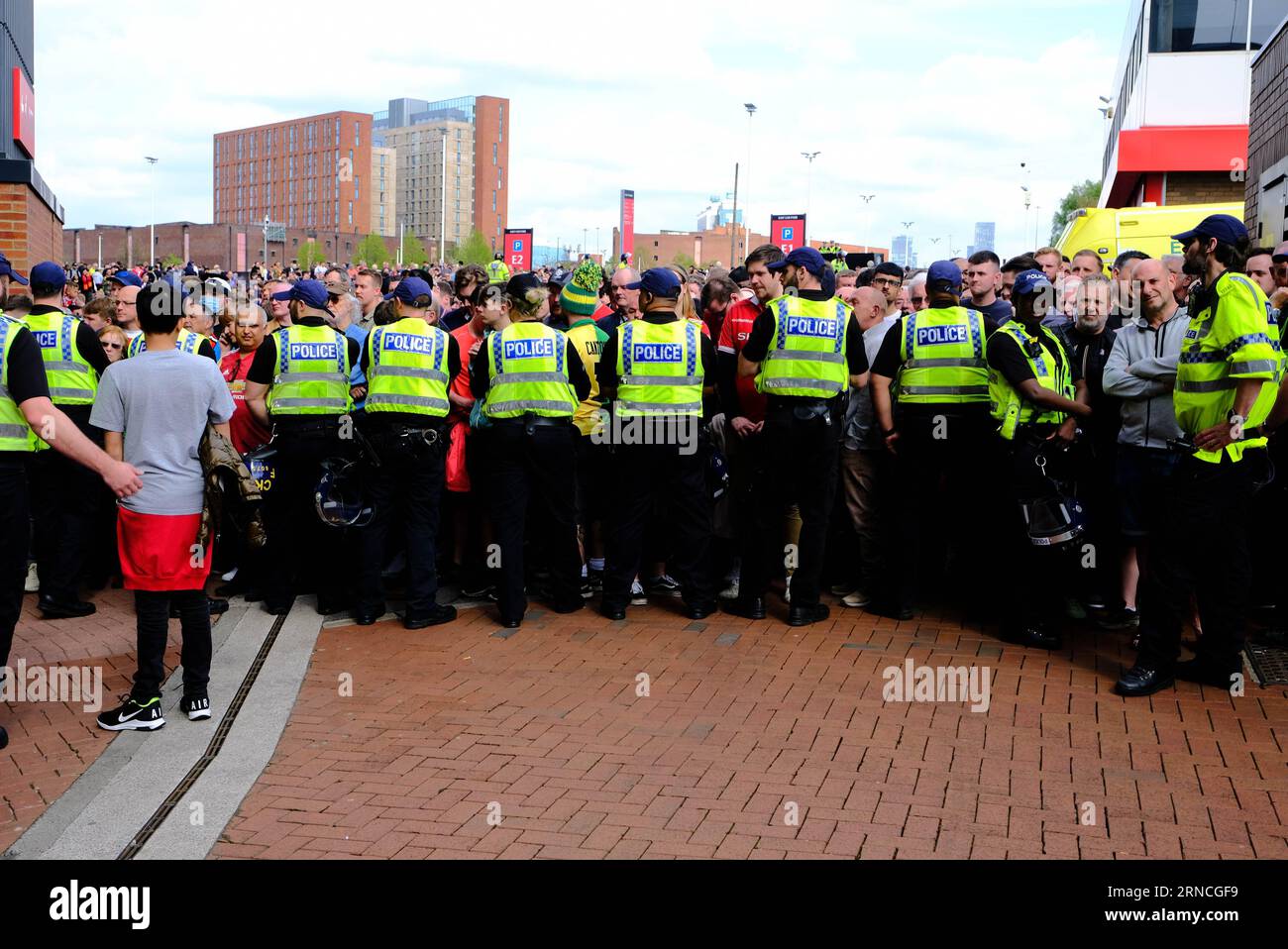Old Trafford Football Stadium, Manchester, Großbritannien. April 2022. Tausende von Manchester United protestieren, dass die Familie Glazer den Club verkauft Stockfoto