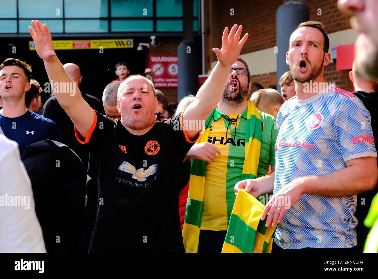 Old Trafford Football Stadium, Manchester, Großbritannien. April 2022. Tausende von Manchester United protestieren, dass die Familie Glazer den Club verkauft Stockfoto