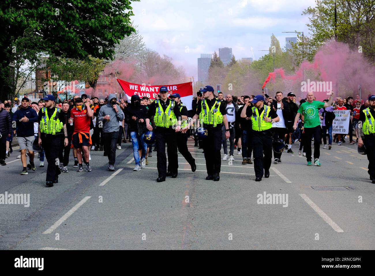 Old Trafford Football Stadium, Manchester, Großbritannien. April 2022. Tausende von Manchester United protestieren, dass die Familie Glazer den Club verkauft Stockfoto