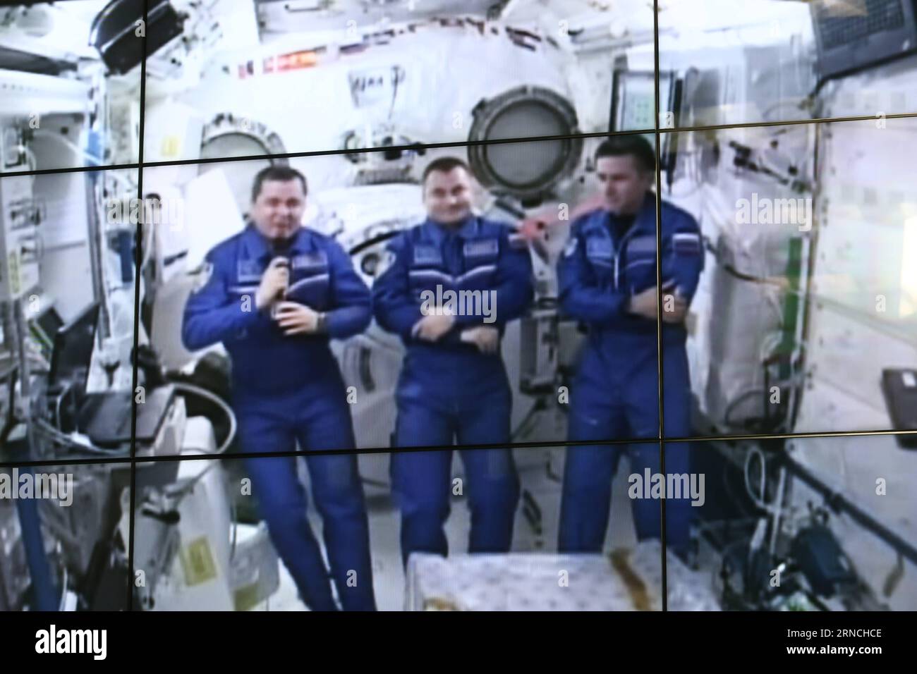 (160412) -- MOSKAU, 12. April 2016 -- Russische Kosmonauten (von L bis R) Juri Malenchenko, Alexei Ovchinin und Oleg Skripochka halten am 12. April 2016 eine Pressekonferenz während eines Telebrits auf der Internationalen Raumstation am Kosmonautikatag in Moskau. Russland feierte hier am Dienstag den Kosmonautik-Tag, zum Gedenken an Juri Gagarin, den ersten Menschen im Weltraum 1962. ) RUSSLAND-MOSKAU-KOSMONAUTIK-WELTRAUMSTATION EvgenyxSinitsyn PUBLICATIONxNOTxINxCHN 160412 Moskau 12. April 2016 Russische Kosmonauten von l bis r Juri Malenchenko Alexei Ovchinin und Oleg Skripochka halten eine Pressekonferenz Stockfoto