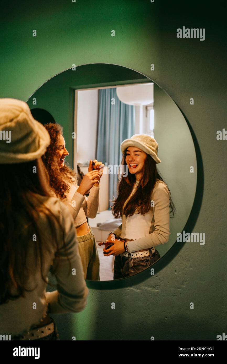 Glückliche Freundinnen mit Make-up zu Hause Stockfoto