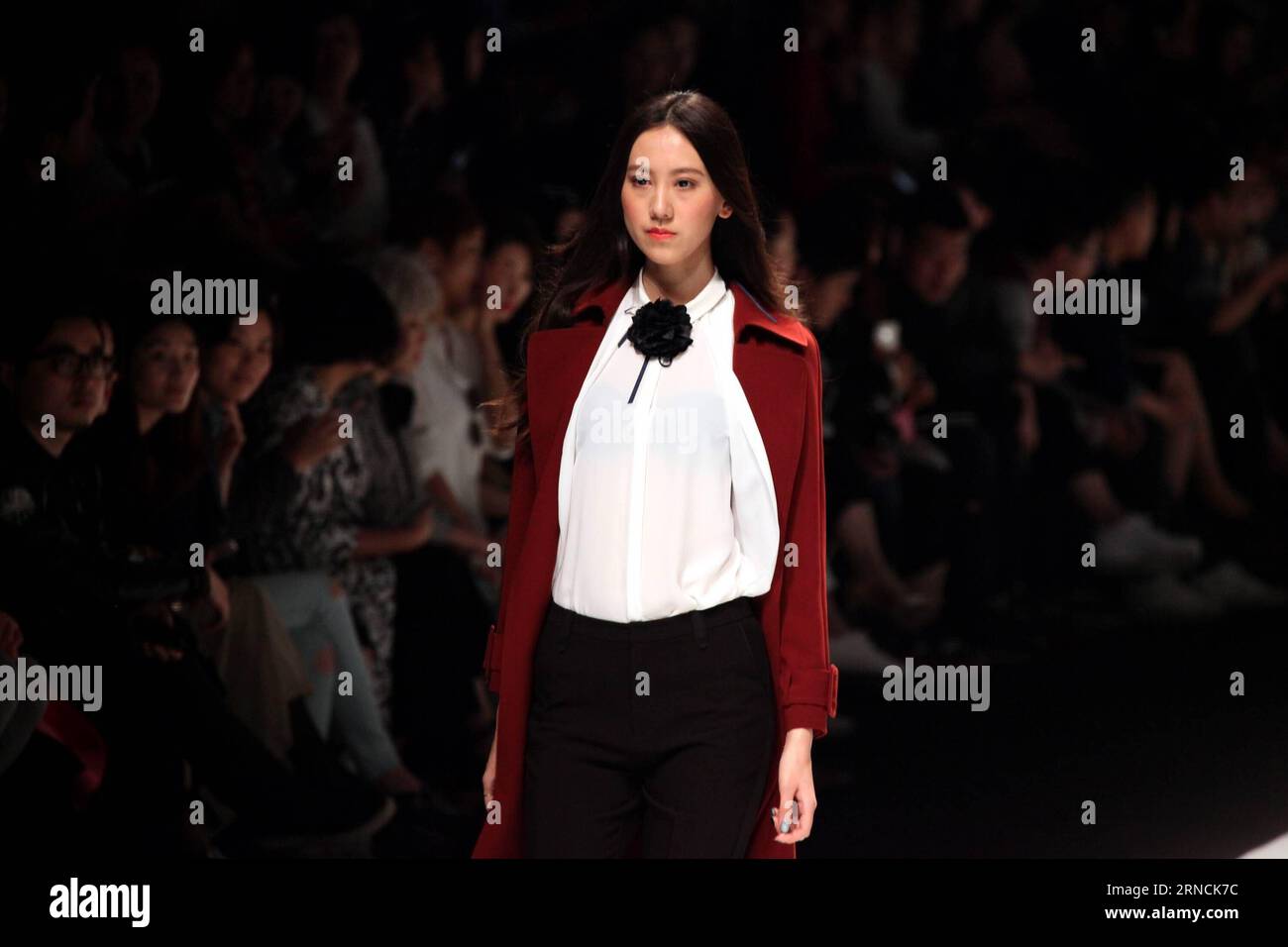 (160415) -- SHANGHAI, 14. April 2016 -- Ein Modell präsentiert eine Kreation der Marke Naivee während der Shanghai Fashion Week in Shanghai, Ostchina, 14. April 2016. ) (Ry) CHINA-SHANGHAI-FASHION WEEK (CN) ZhuangxYi PUBLICATIONxNOTxINxCHN 160415 Shanghai 14. April 2016 ein Modell präsentiert eine Kreation der Marke NAIVEE während der Shanghai Fashion Week in Shanghai East China 14. April 2016 Ry China Shanghai Fashion Week CN ZhuangxYi PUBLICATIONxNOTxINxCHN Stockfoto