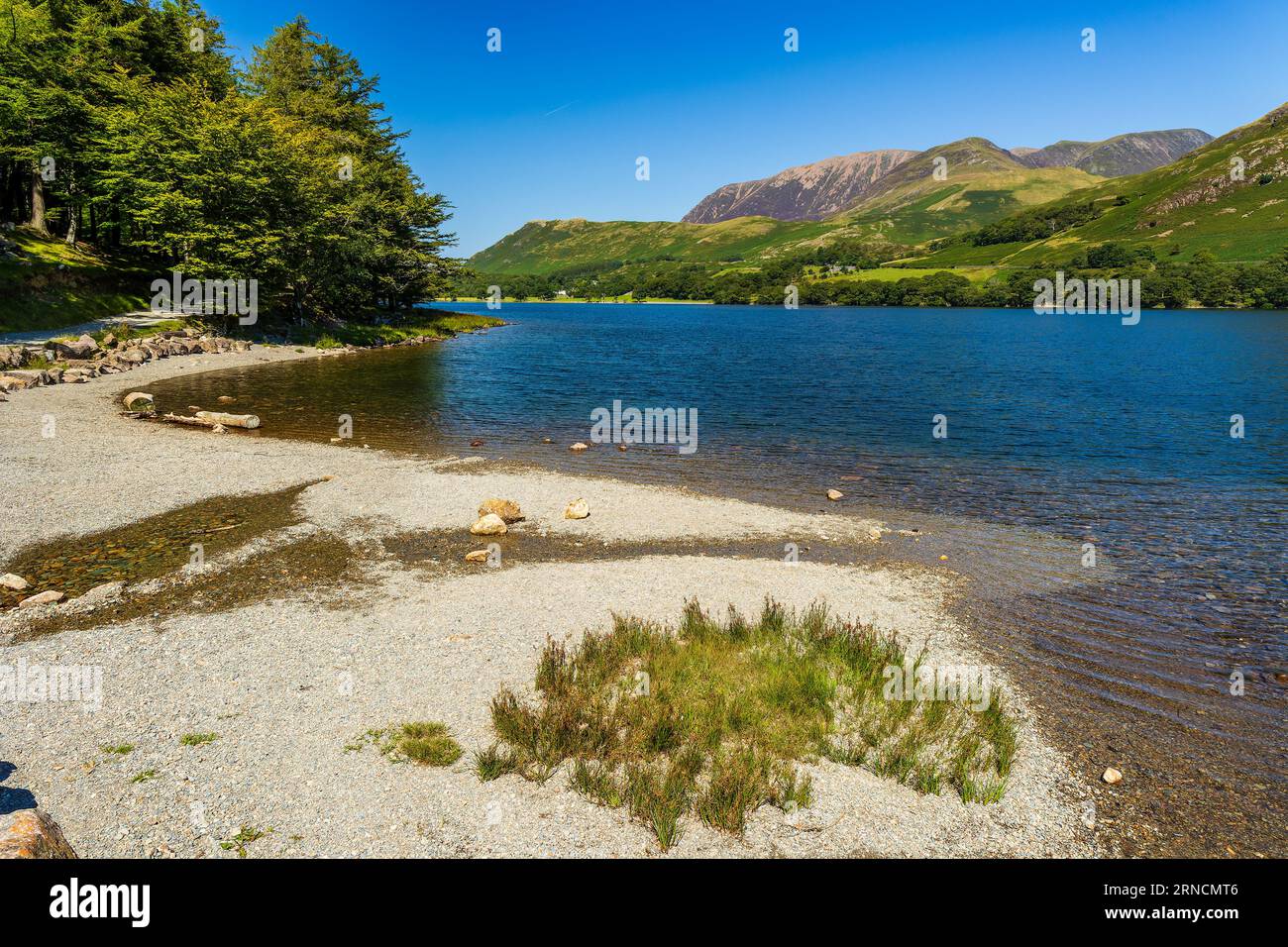 Ufer eines großen Sees umgeben von Bergen im Sommer (Buttermere) Stockfoto