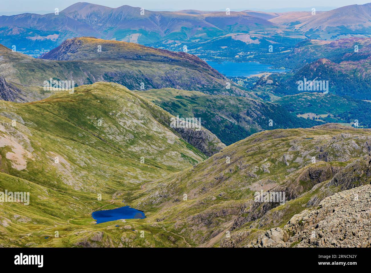 Ein kleiner tarn in spektakulärer Berglandschaft (Sty Head Tarn) Stockfoto
