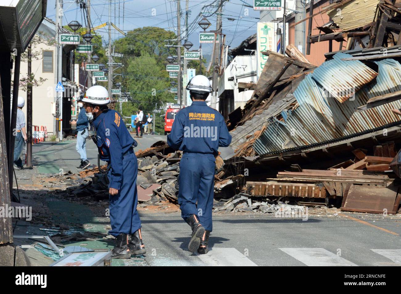 (160417) -- KUMAMOTO, 17. April 2016 -- Feuerwehrmänner überprüfen die Gebäude des Erdbebens, das Mashiki in der Präfektur Kumamoto, Japan, am 17. April 2016 erschütterte. Ein starkes Erdbeben der Stärke 7,3 traf die Insel Kyushu im Südwesten Japans am frühen Samstag, nur einen Tag nach einem beträchtlichen Vorsprung, der die Region traf, wobei die Zahl der Todesopfer nach den neuesten Zahlen am Sonntag bei 41 lag. ) (Djj) JAPAN-KUMAMOTO-EARTHQUAKE-AFTERMATH MaxPing PUBLICATIONxNOTxINxCHN 160417 Kumamoto 17. April 2016 Feuerwehrleute Überprüfen Sie die Gebäude in dem Erdbeben, das Mashiki in der Präfektur Kumamoto Japan erschütterte Stockfoto