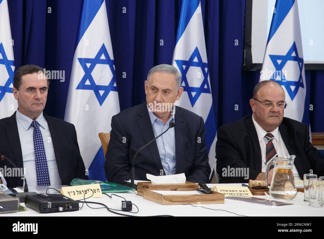 (160417) -- JERUSALEM, 17. April -- der israelische Premierminister Benjamin Netanjahu (C) leitet die wöchentliche Kabinettssitzung in den von Israel kontrollierten Golanhöhen am 17. April 2016. Der israelische Premierminister Benjamin Netanjahu versprach am Sonntag, dass die von Israel annektierten Golanhöhen für immer unter israelischer Kontrolle bleiben werden, und zwar in einem ersten Kabinettstreffen auf dem umstrittenen Territorium. MIDEAST-ISRAEL-PM-GOLAN HOCHES JINI PUBLICATIONxNOTxINxCHN 160417 Jerusalem 17. April israelischer Premierminister Benjamin Netanyahu C leitet das wöchentliche Kabinettstreffen in den von Israel kontrollierten Golanhöhen 17. April 2016 Stockfoto