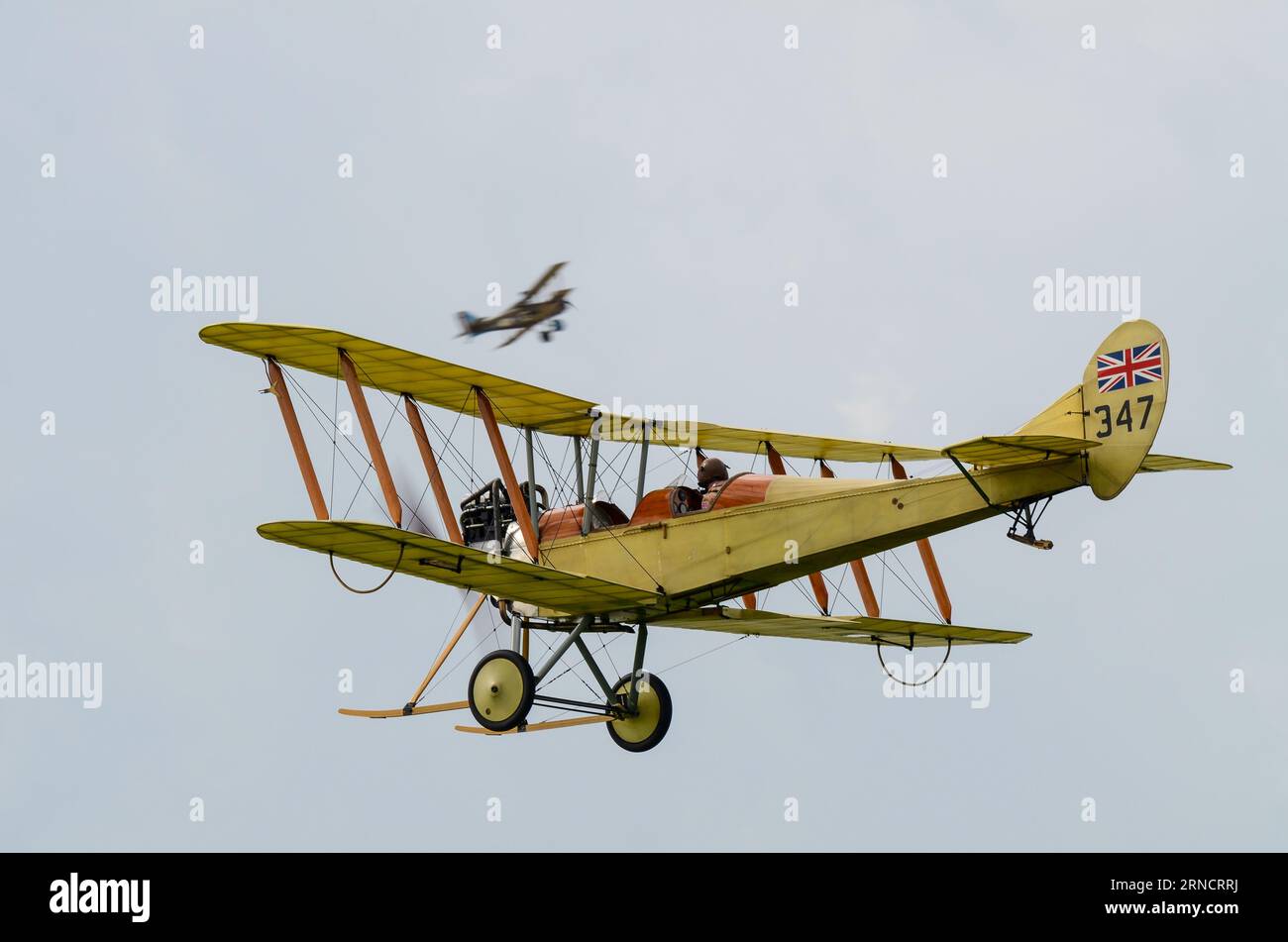 Royal Aircraft Factory B.E.2c Doppeldecker, der von dem Piloten Matthew Boddington auf der Flugschau geflogen wurde. Nachbildung eines Flugzeugs aus dem Ersten Weltkrieg, das vom Royal Flying Corps 1912 geflogen wurde Stockfoto