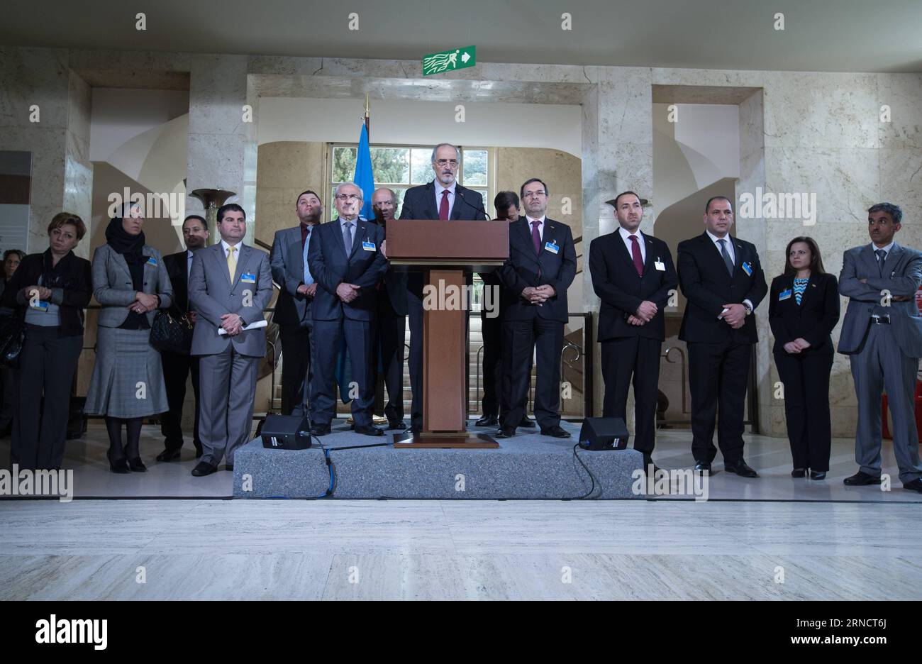 (160420) -- GENF, 20. April 2016 -- der Leiter der syrischen Regierungsdelegation Bashar al-Jaafari (C) nimmt an einer Pressekonferenz Teil, nachdem er am 20. April in Genf (Schweiz) mit dem stellvertretenden UN-Sonderbeauftragten für Syrien, Ramzy Ezzeldin Ramzy, zusammengetroffen war. 2016. Bashar al-Jaafari teilte der Presse am Mittwoch mit, dass die syrischen Gespräche, die auf ein politisches Ende der Fünfjahreskrise abzielen, fortgesetzt werden würden, obwohl das hohe Verhandlungskomitee der Opposition (HNC) am Dienstag die offiziellen Gespräche beendet hat. ) SCHWEIZ-GENF-UN-SYRIEN-KONFLIKTGESPRÄCHE XuxJinquan PUBLICATIONxNOTxINxCHN 160420 Genf 20. April 2016 Leiter o Stockfoto