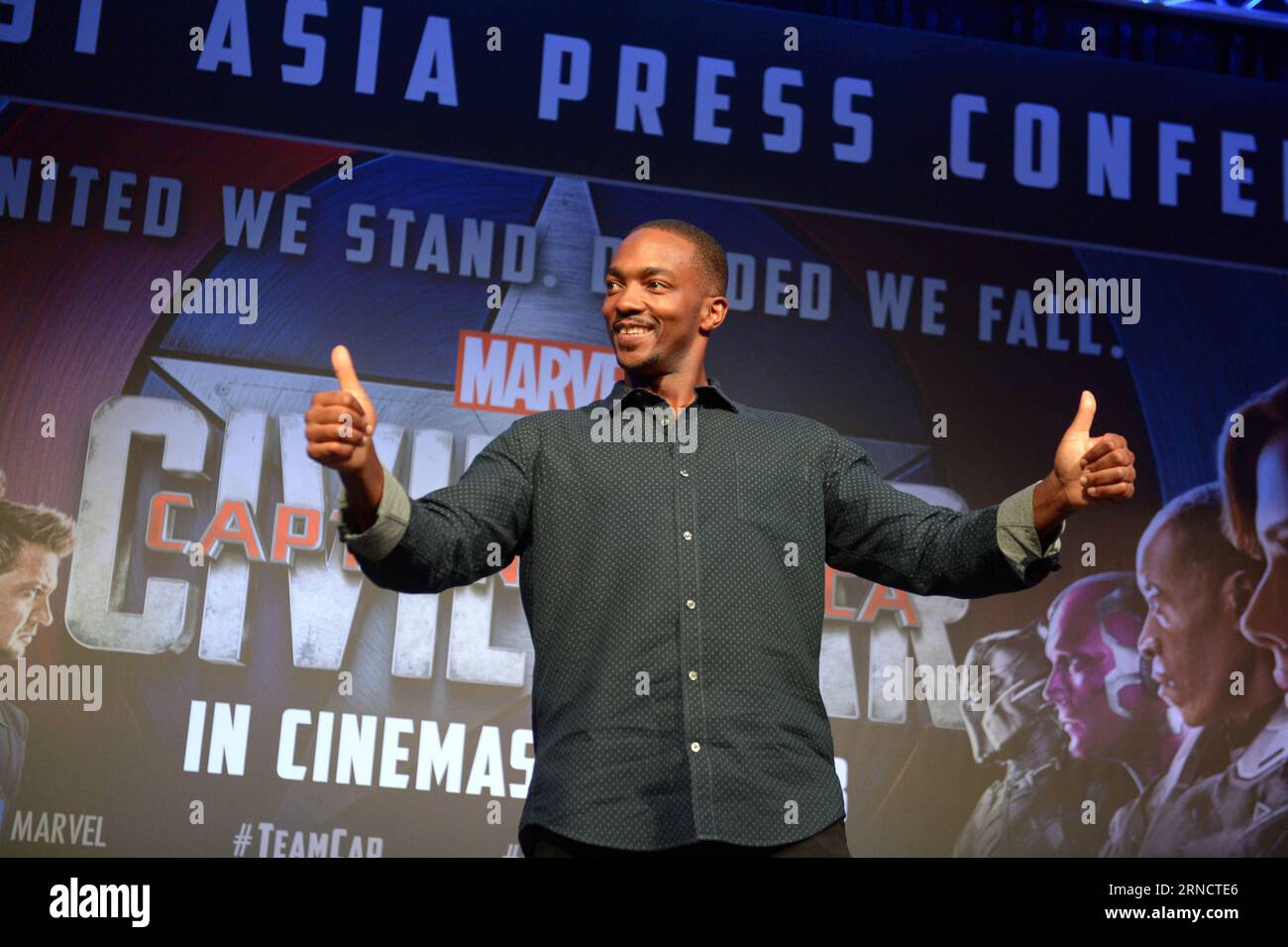 (160421) -- SINGAPUR, 21. April 2016 -- Schauspieler Anthony Mackie nimmt am 21. April 2016 an der Pressekonferenz des Films Captain America 3: Civil war in der Marina Bay Sands in Singapur Teil. SINGAPUR-FILM CAPTAIN AMERICA 3-PRESSEKONFERENZ ThenxChihxWey PUBLICATIONxNOTxINxCHN 160421 Singapur 21. April 2016 Schauspieler Anthony Mackie nimmt an der Pressekonferenz des Films Captain America 3 Civil AM 21. April 2016 IN Singapur S Marina Bay Sands Teil Singapur Film Captain America 3 Pressekonferenz ThenxChihxWey PUBLICATIONxNOTxINxCHN Stockfoto