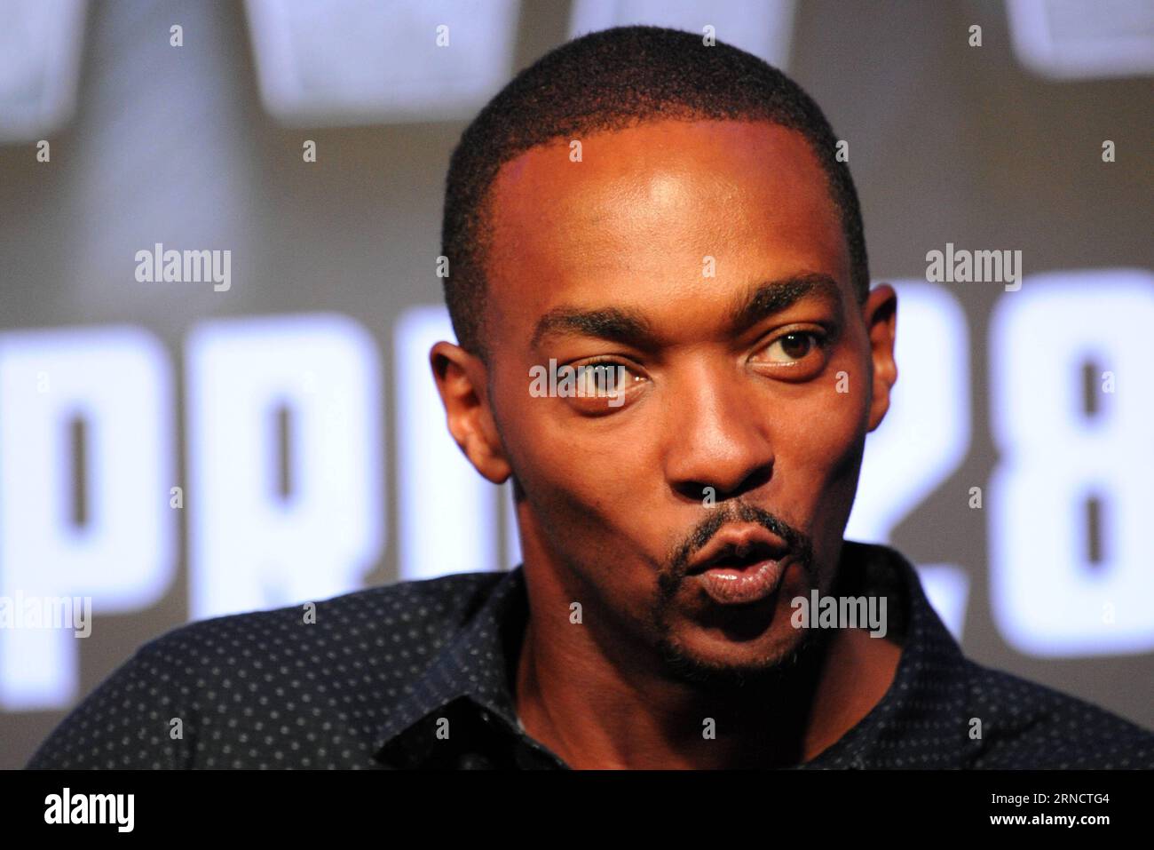 (160421) -- SINGAPUR, 21. April 2016 -- Schauspieler Anthony Mackie nimmt am 21. April 2016 an der Pressekonferenz des Films Captain America 3: Civil war in der Marina Bay Sands in Singapur Teil. SINGAPUR-FILM CAPTAIN AMERICA 3-PRESSEKONFERENZ ThenxChihxWey PUBLICATIONxNOTxINxCHN 160421 Singapur 21. April 2016 Schauspieler Anthony Mackie nimmt an der Pressekonferenz des Films Captain America 3 Civil AM 21. April 2016 IN Singapur S Marina Bay Sands Teil Singapur Film Captain America 3 Pressekonferenz ThenxChihxWey PUBLICATIONxNOTxINxCHN Stockfoto