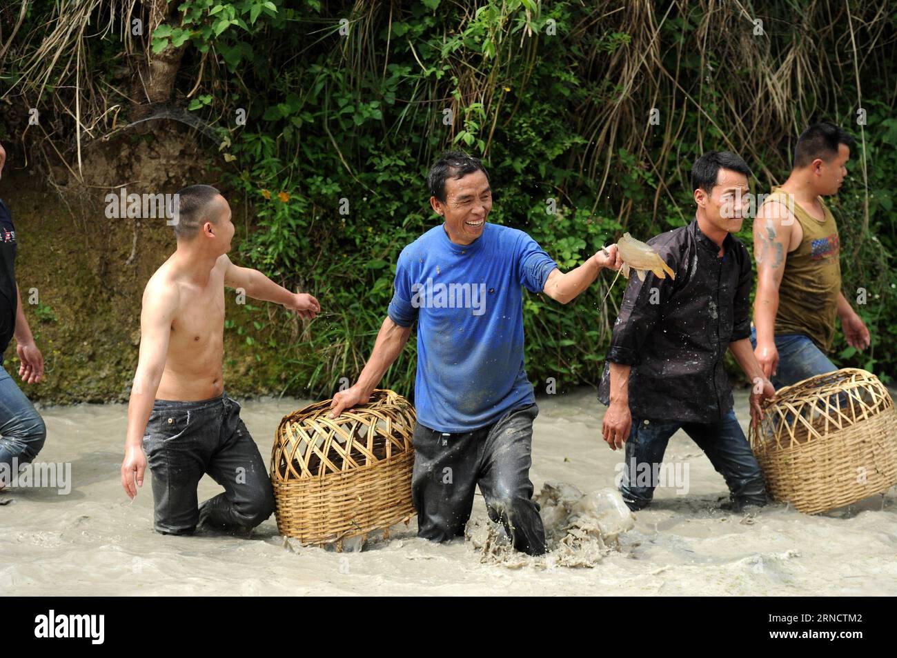 (160421) -- TAIJIANG, 21. April 2016 -- lokale Dorfbewohner konkurrieren bei einem Fischfang im Dorf Laotun im Kreis Taijiang, Miao-Dong Autonome Präfektur Qiandongnan, Provinz Guizhou im Südwesten Chinas, 21. April 2016. ) (Wjq) CHINA-GUIZHOU-MIAO ETHNISCHE GRUPPEN-FISCH-FANG-WETTBEWERB (CN) TaoxLiang PUBLICATIONxNOTxINxCHN 160421 Taijiang 21. April 2016 lokale Dorfbewohner konkurrieren bei einem Fisch-Fang-WETTBEWERB im Laotun Dorf Taijiang County Miao Dong Autonome Präfektur Qiandongnan Südwestchina Provinz S Guizhou 21. April 2016 Wjq China ethnische Gruppe Fang von Guiao Conte Stockfoto